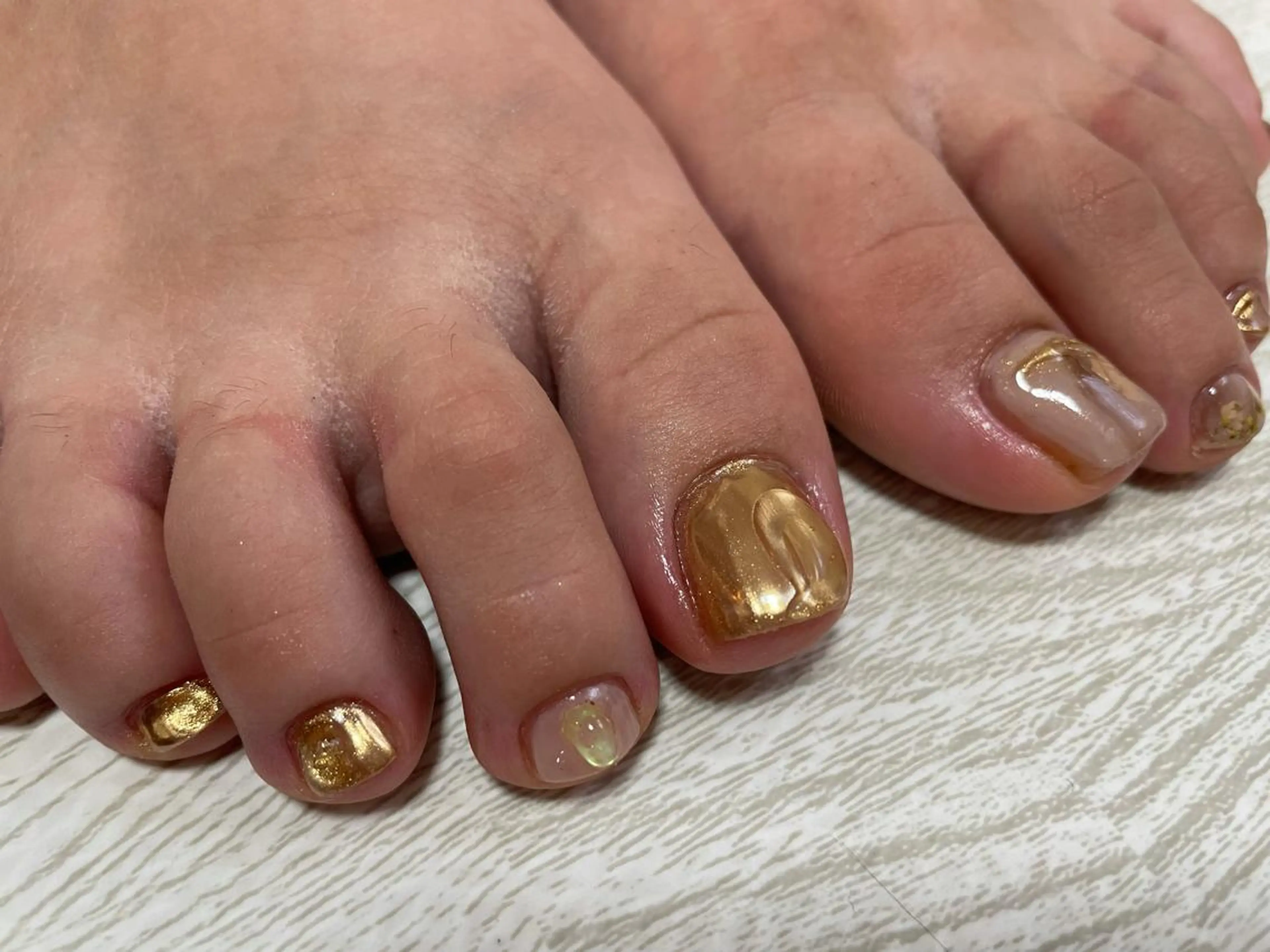 ネイル フットネイル ゴールド ミラーネイル ニュアンスネイル フットネイル Ulu  Nail 🌱自宅サロンのネイルデザイン