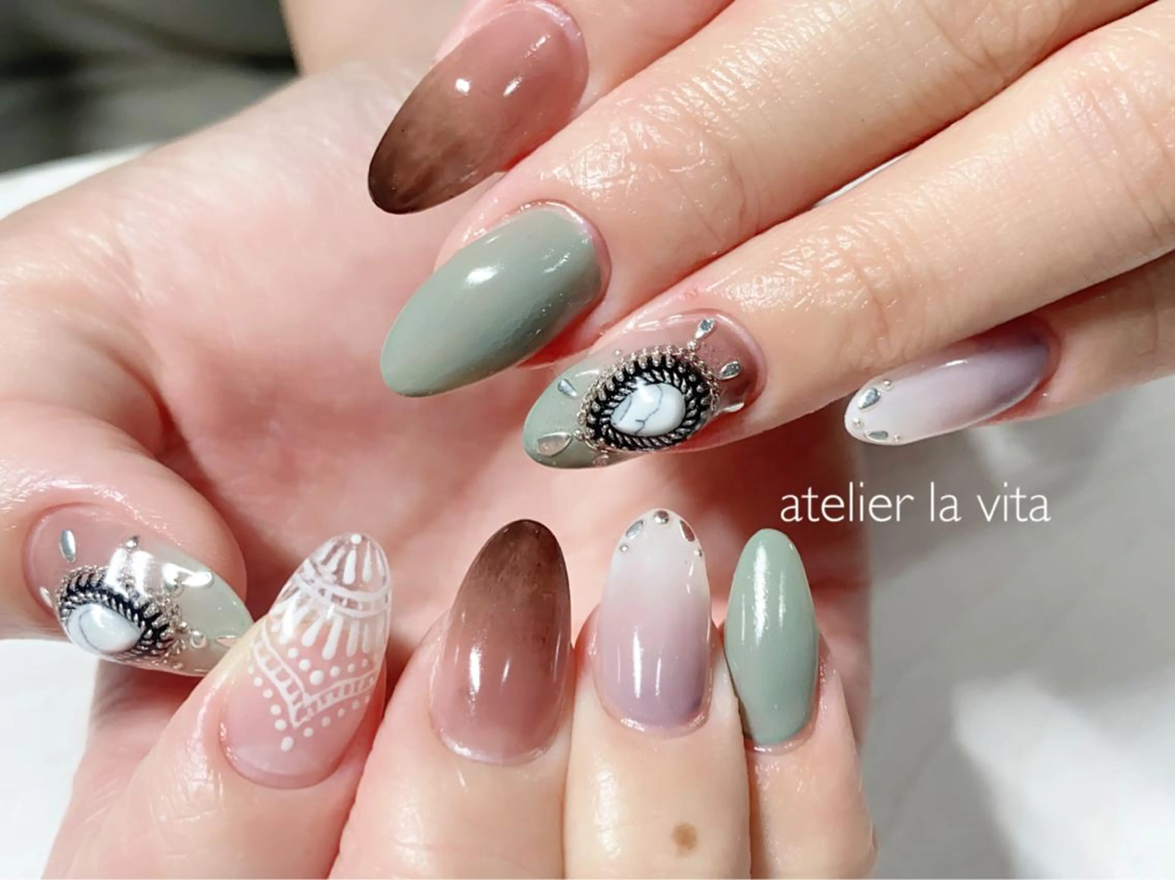 ネイル アートネイル 長さ出し ジェルネイル スカルプネイル ストーンネイル ハンドネイル atelier la vita所属・lavita. mimuraのネイルデザイン