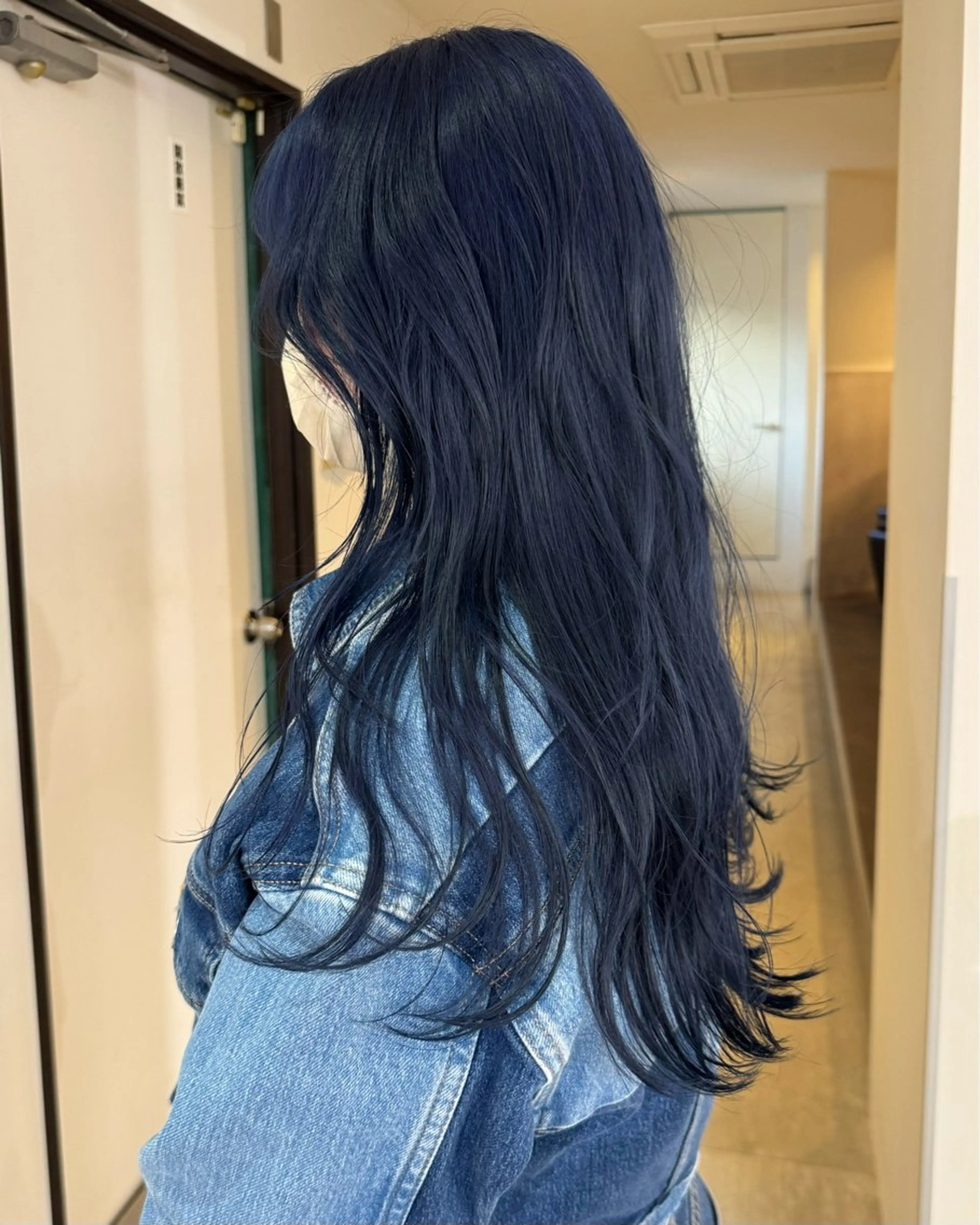 ロング カラー ブリーチ ブルーカラー ネイビーカラー ヘアカラー トリートメント RAIMA ハイトーンレイヤーのヘアスタイル