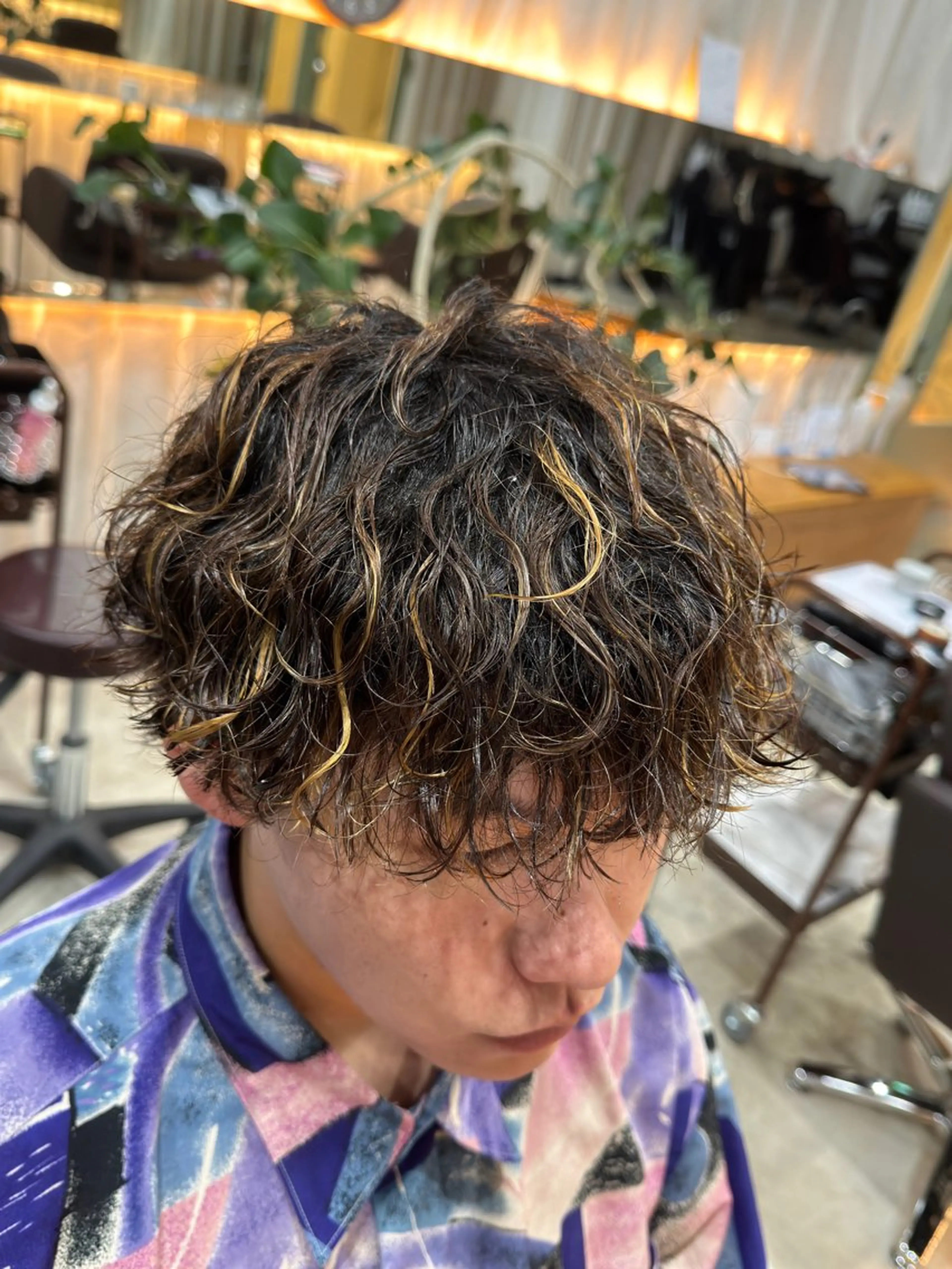 ショート パーマ メンズ メンズハイライト メンズパーマ 波巻きパーマ ハイライト メンズサロン　アソビ所属・【扱いやすいパーマ】 眞鍋拓己のヘアスタイル