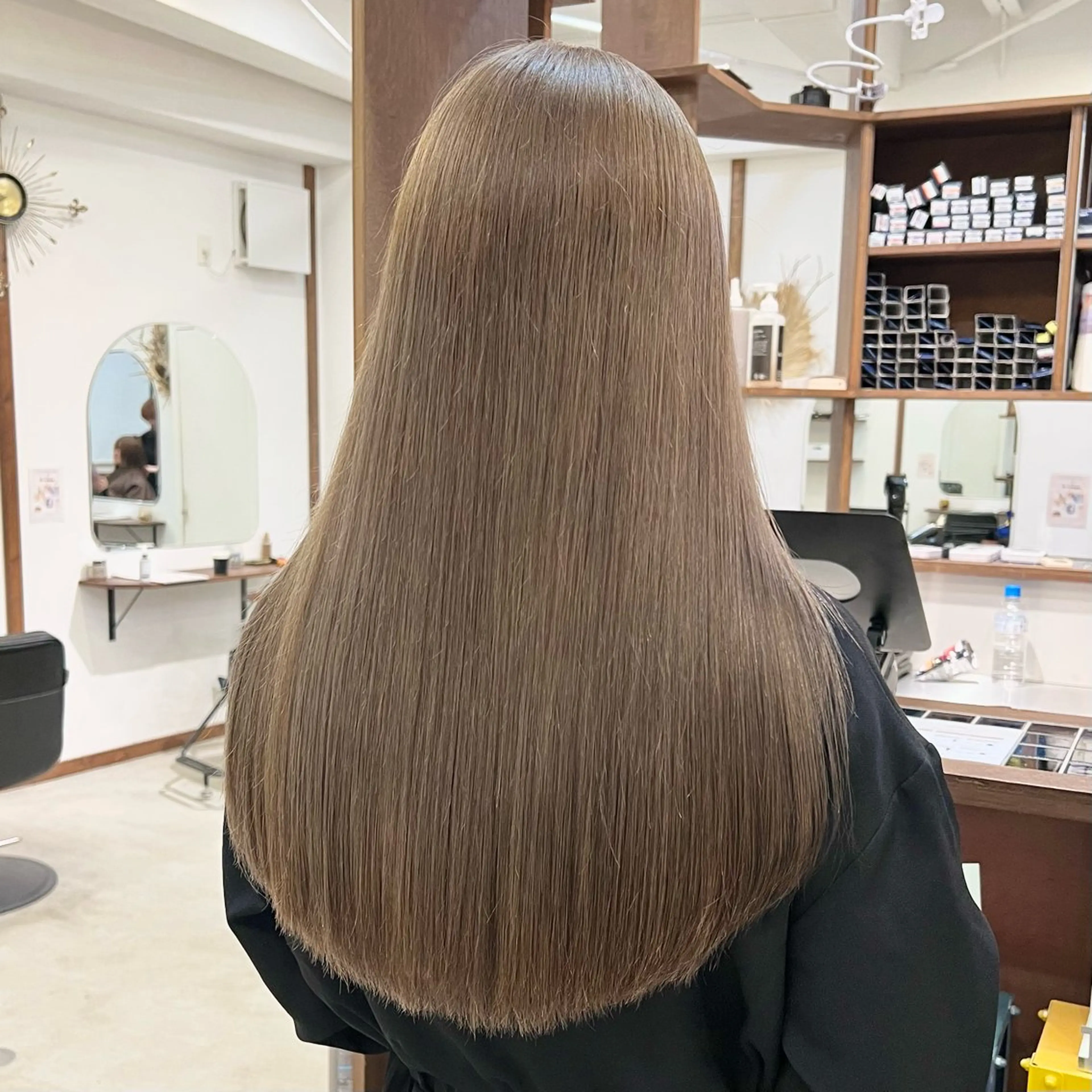 ロング カラー ベージュカラー ブリーチ ミルクティーベージュ カット ヘアカラー Ami ブリーチ/ハイトーンのヘアスタイル