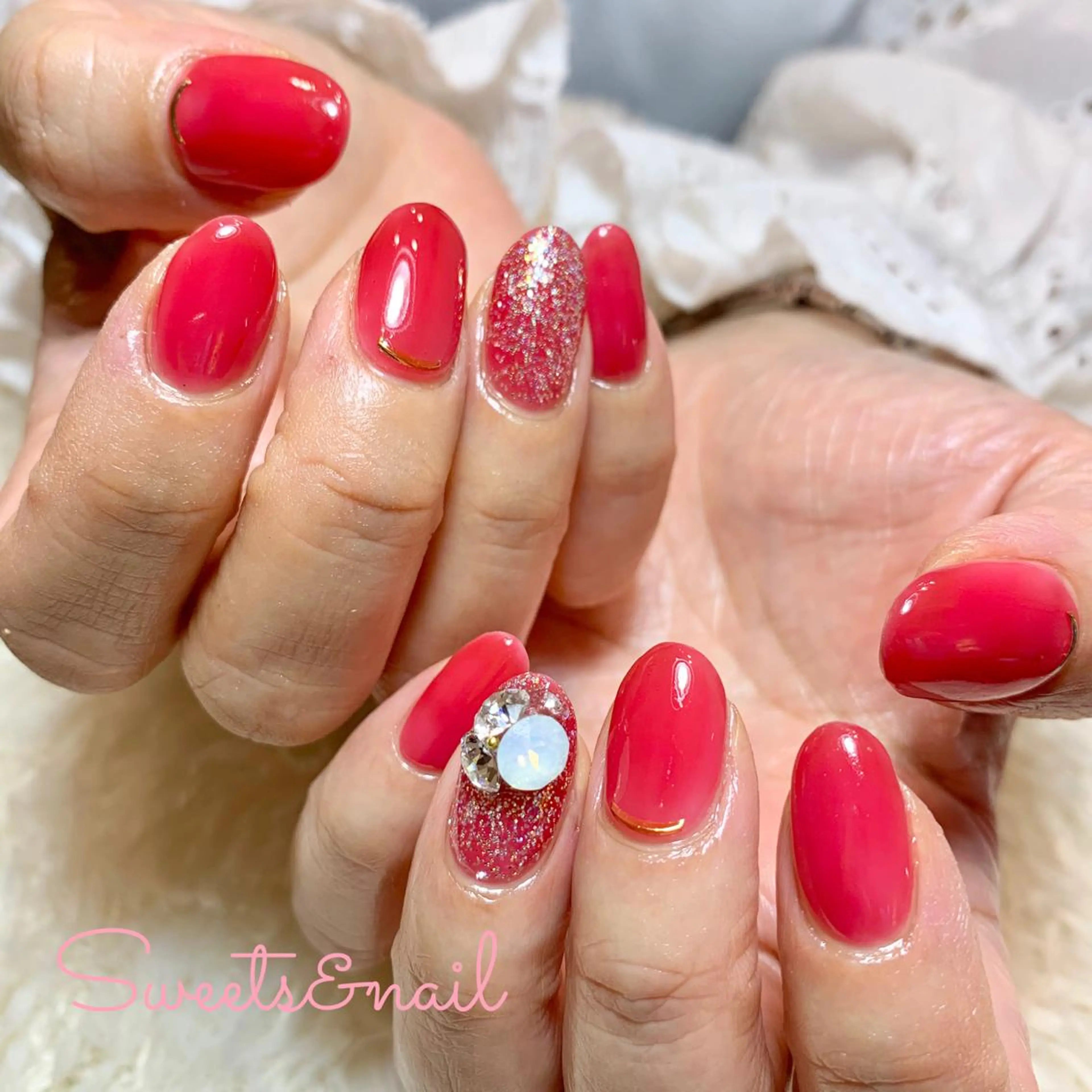 ネイル アートネイル 赤色 ストーンネイル Sweets &nailのネイルデザイン