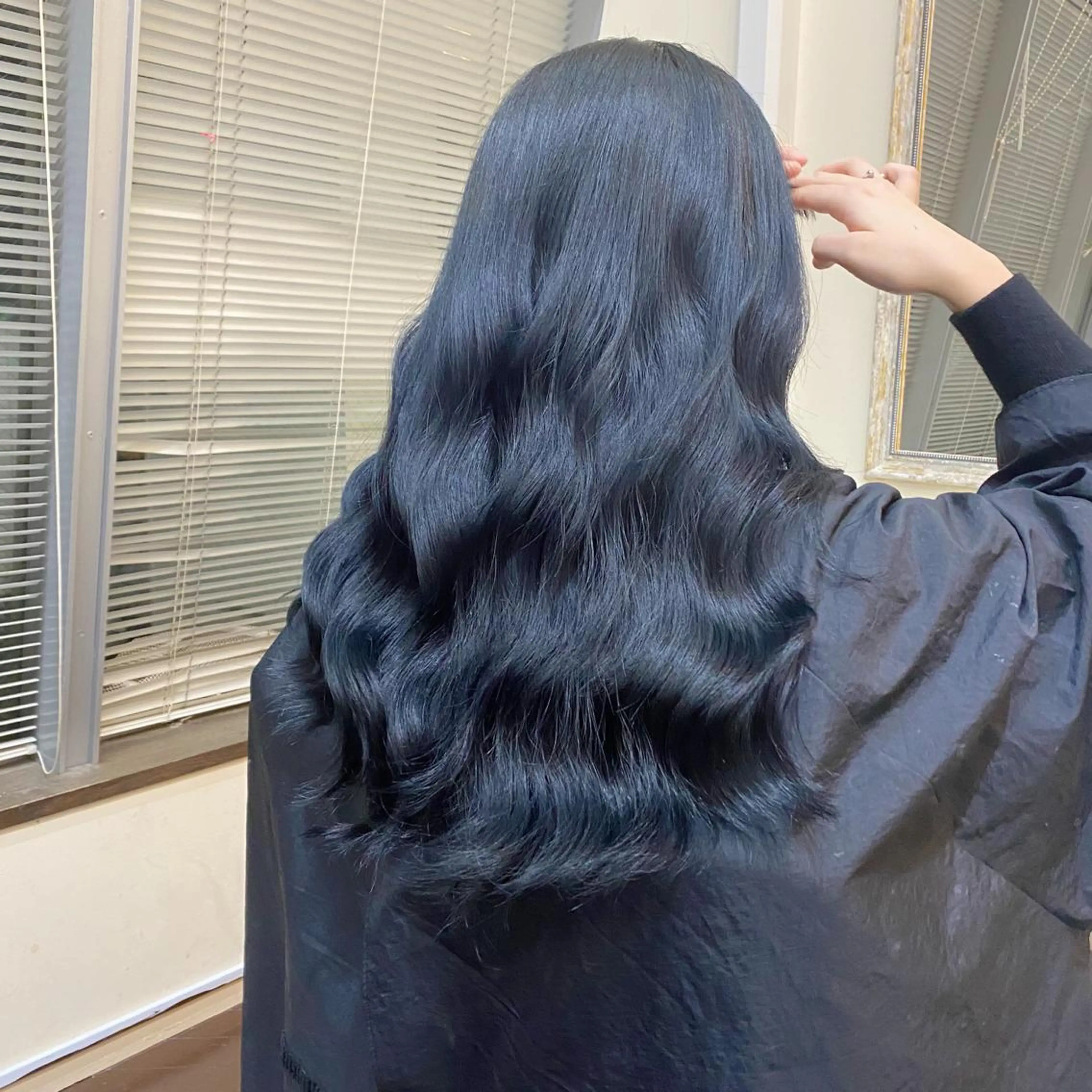 ロング カラー 黒髪 ブルーカラー ブルーブラック salon village所属・色落ちまで可愛い🧚 心斎橋hikaruのヘアスタイル