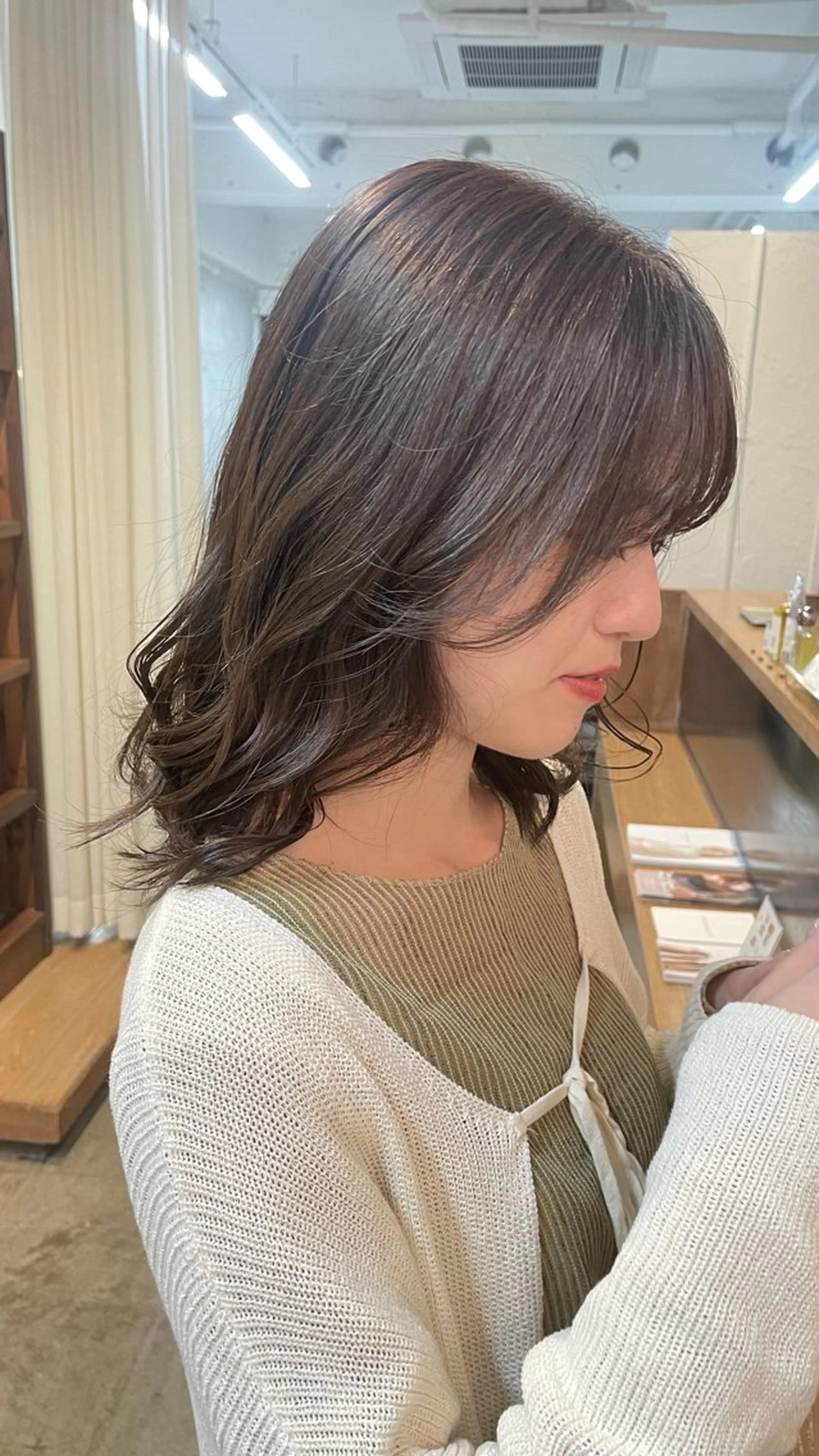 ミディアム カラー ベージュカラー mina / 透明感ベージュカラーのヘアスタイル