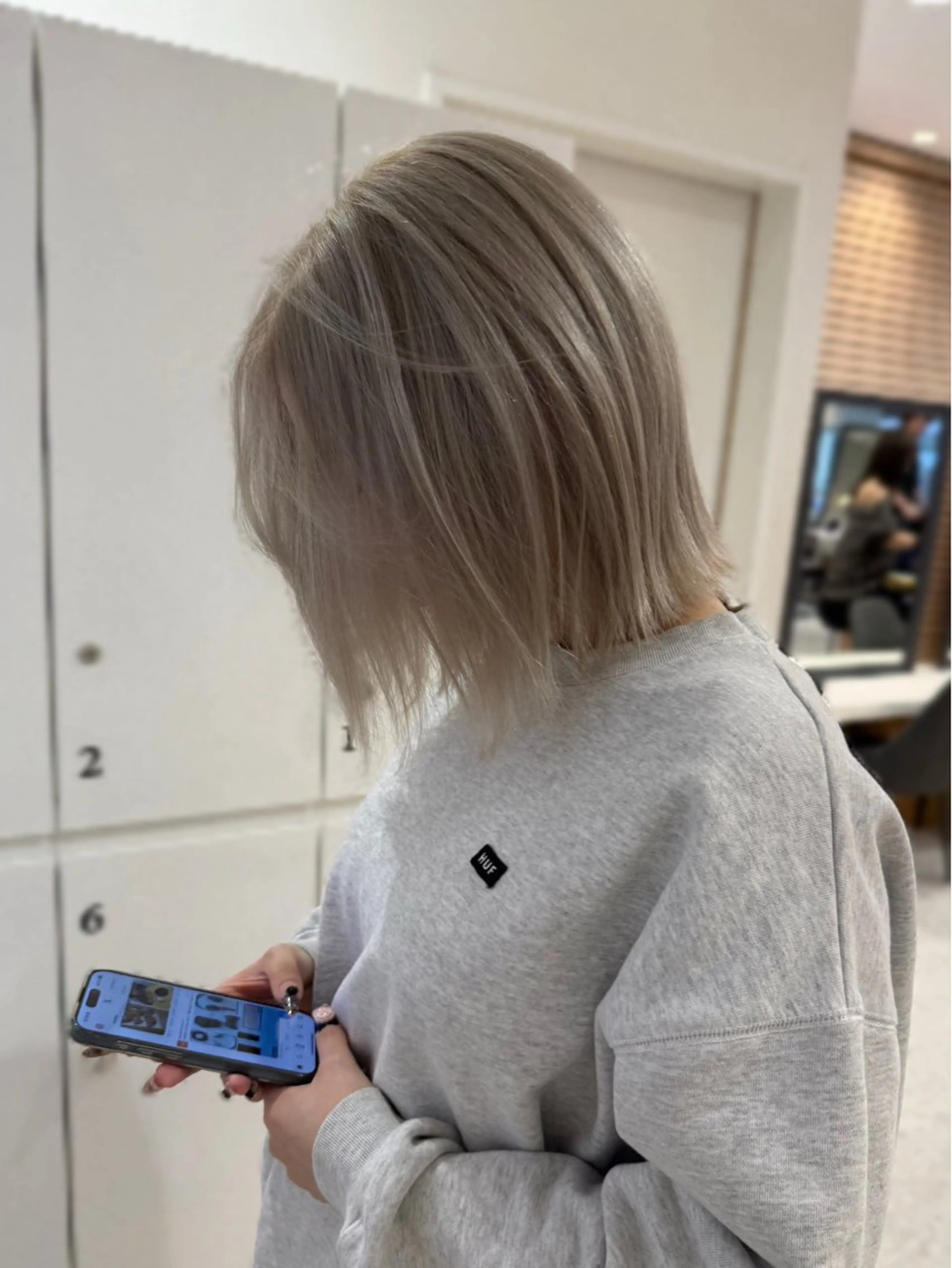 ショート カラー ヘアカラー トリートメント 💛美髪ハイトーン LEON🩶のヘアスタイル