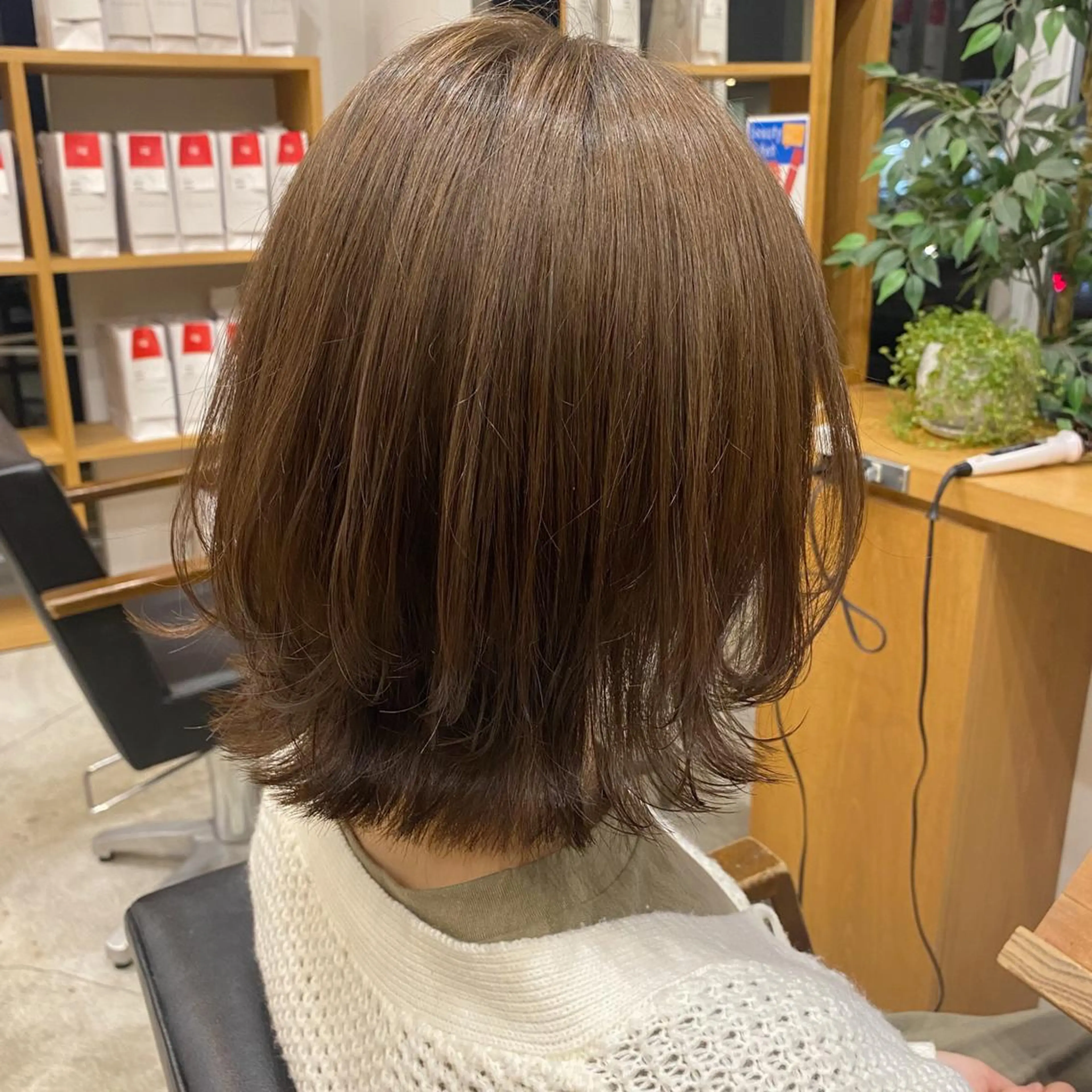 ショート カラー グレージュ ボブ 外ハネヘア riru/髪質改善/ 透明感カラーのヘアスタイル