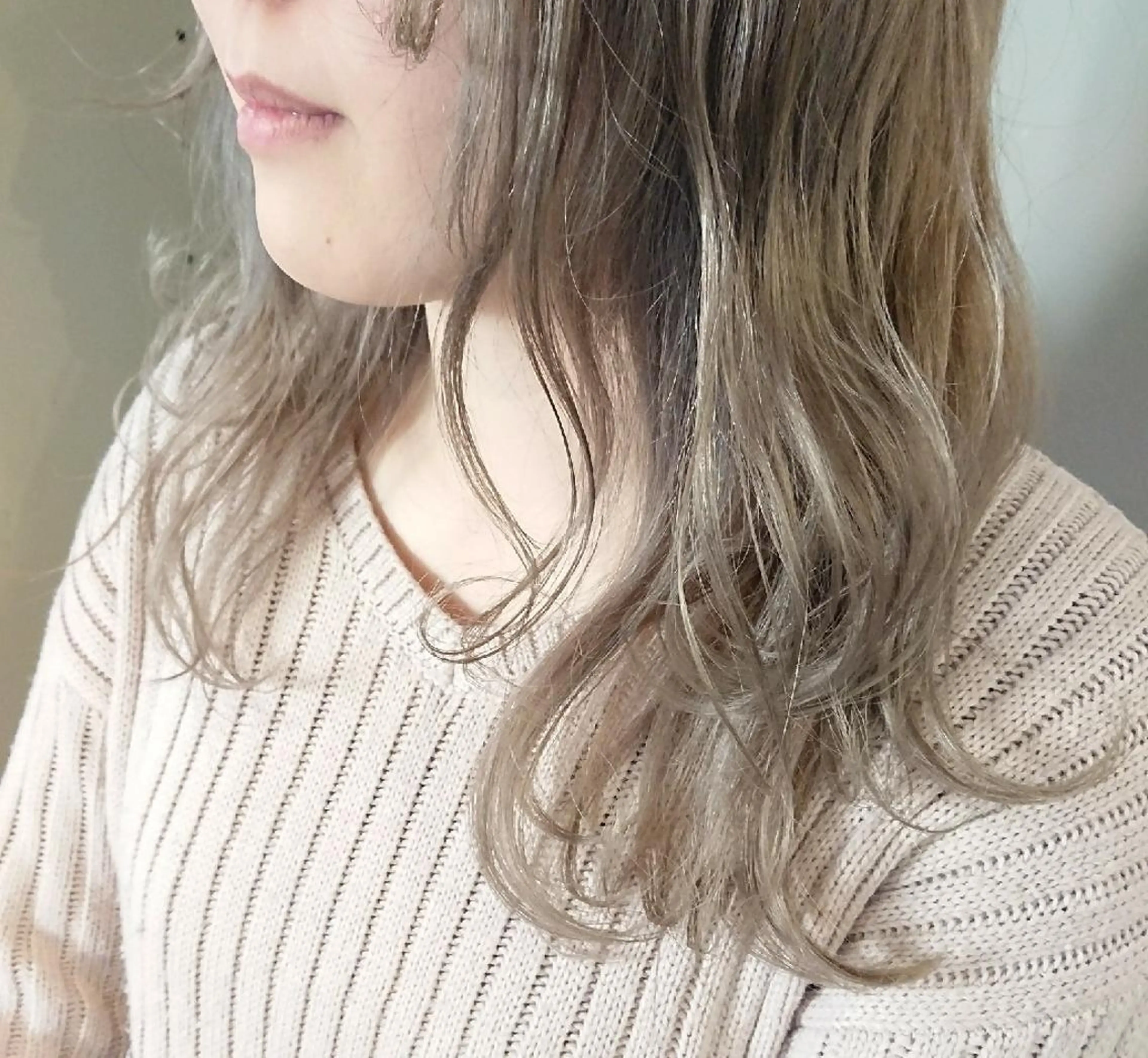 セミロング カラー ベージュカラー ブリーチ 透明感カラー ホワイトベージュ coii コイ【原宿/表参道】のヘアスタイル