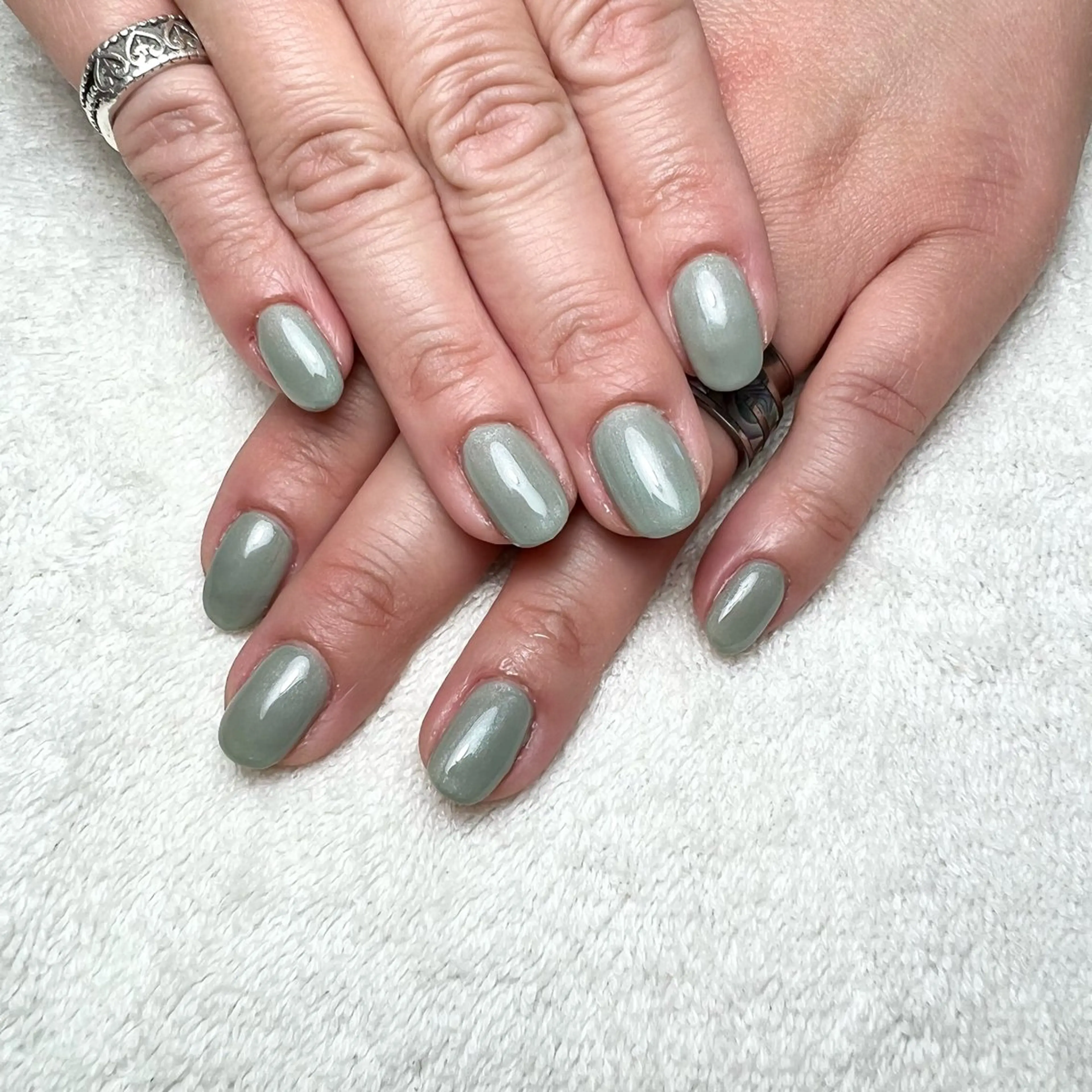 ネイル グリーン ワンカラーネイル 春ネイル ハンドネイル COCO+所属・COCO +のエステ・リラクイメージ