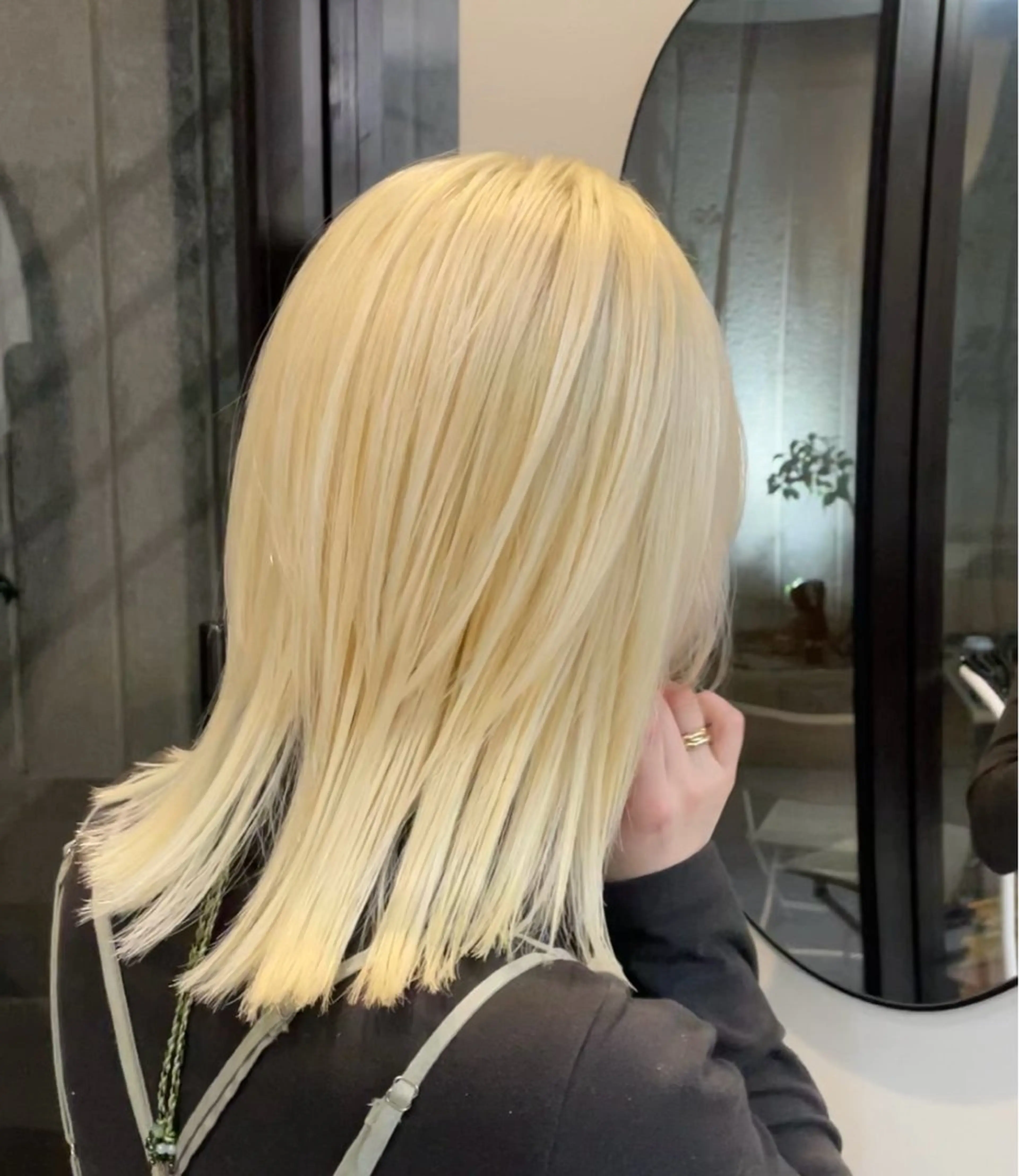 セミロング カラー ブリーチ 抜きっぱなしブロンド 海外ハイトーン 🇺🇸sakiのヘアスタイル