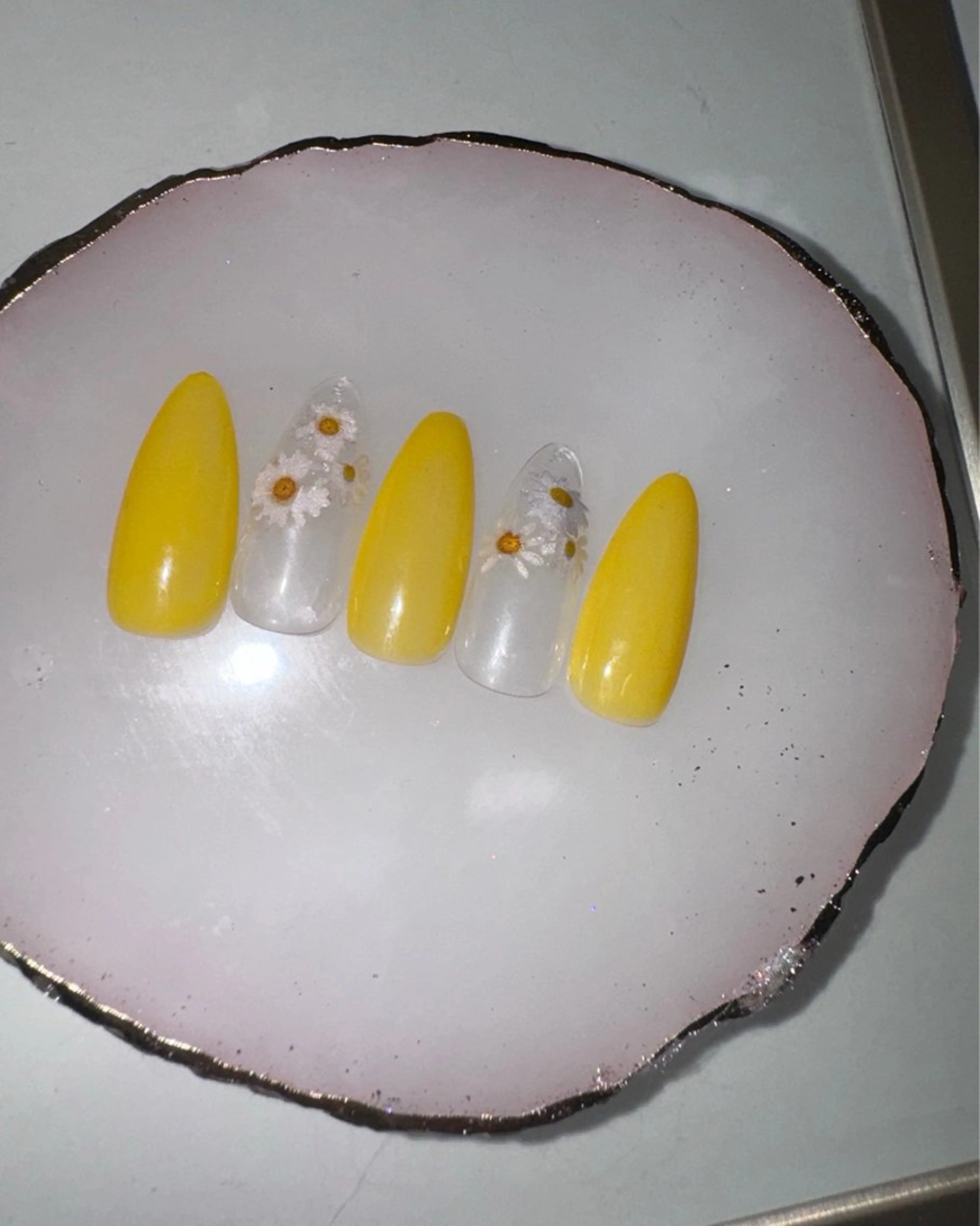 ミディアム on nail 尾張旭三郷店のネイルデザイン