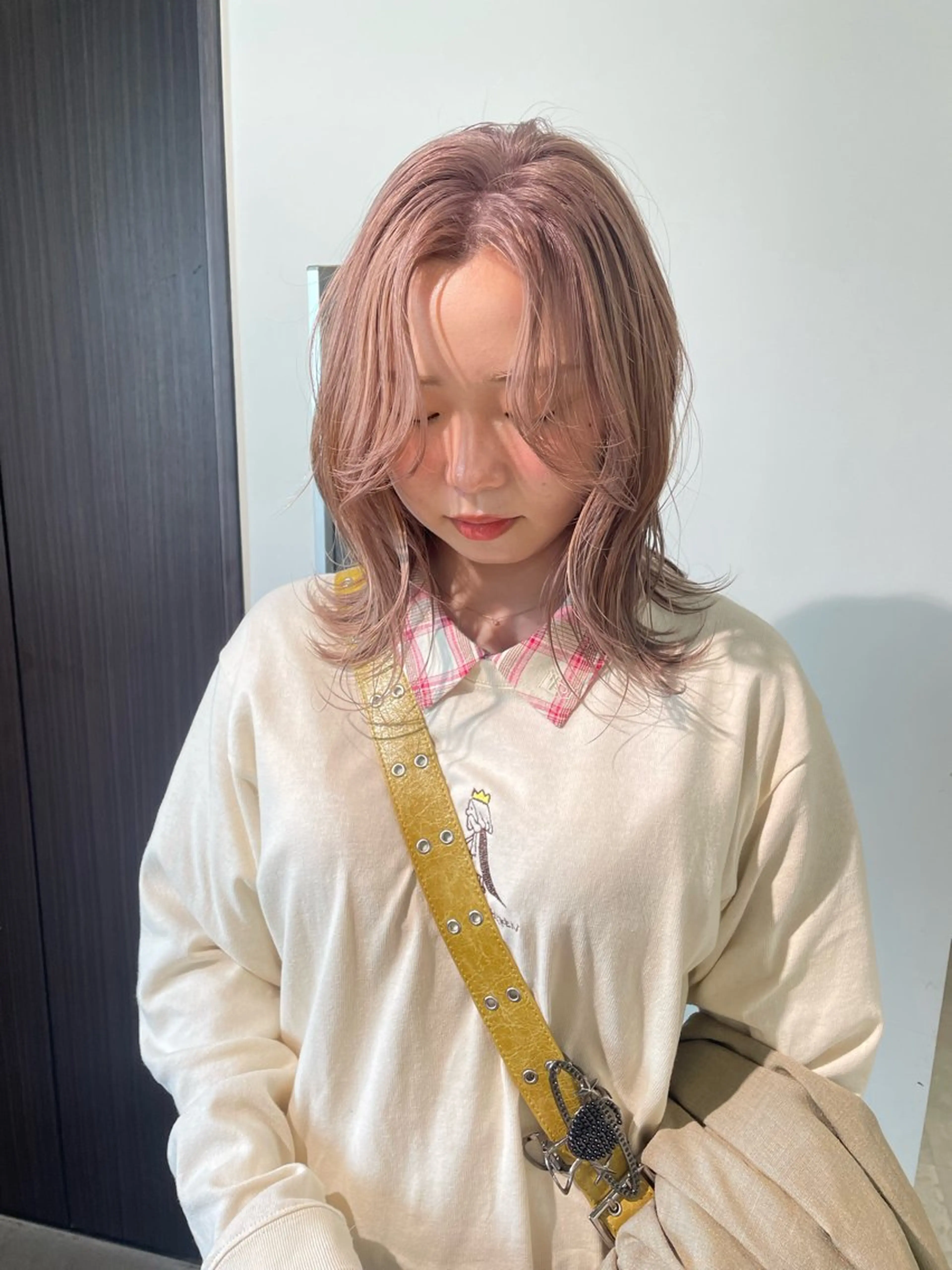 ミディアム カラー ベージュカラー ブリーチ ケアブリーチ ダブルカラー グレージュ ヘアカラー トリートメント MIU/ルーツカラー ボブ/顔周りレイヤーのヘアスタイル