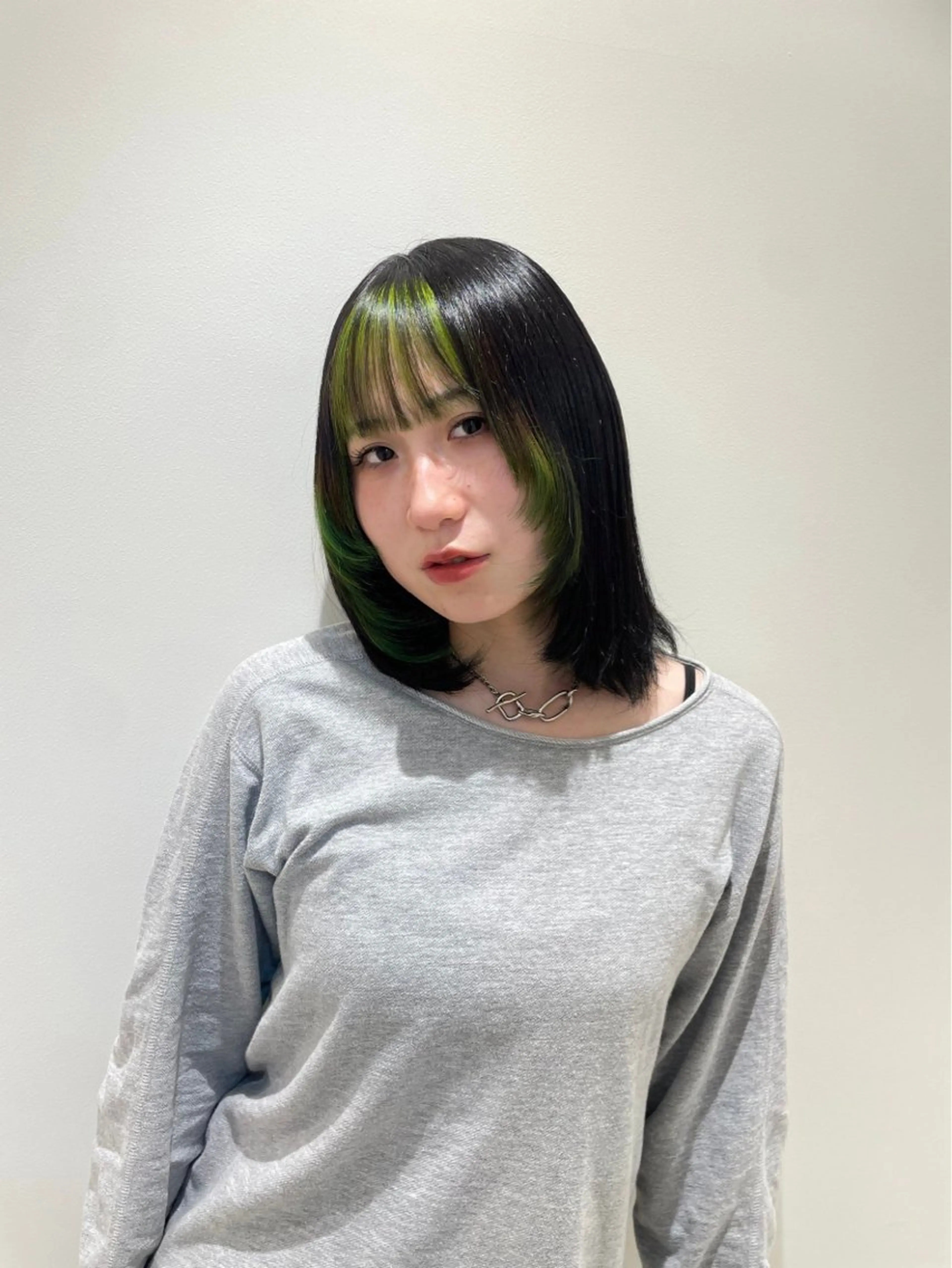 ミディアム レイヤーカット ヘアカラー すみれ Euphoriaのヘアスタイル