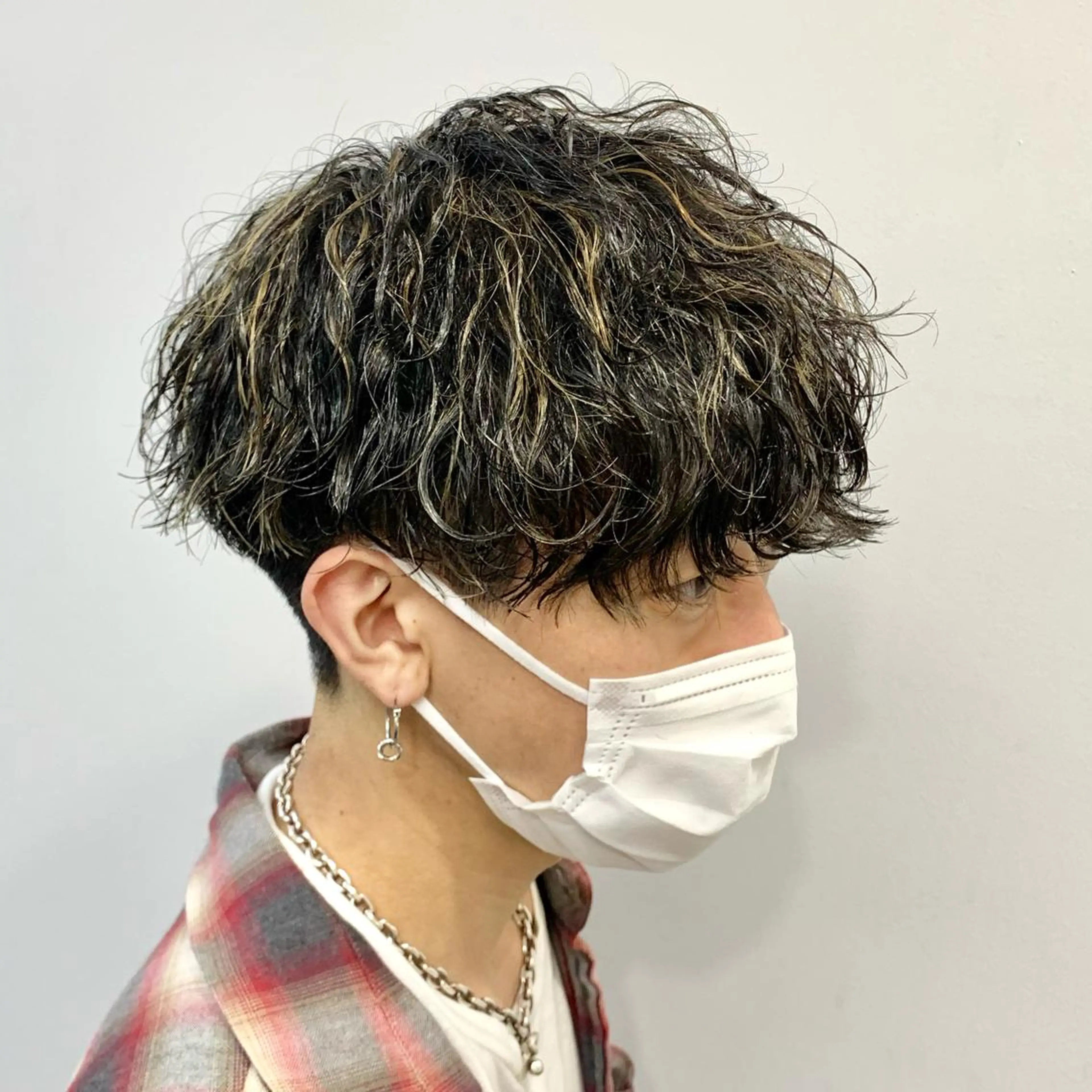 ショート カラー パーマ メンズ メンズハイライト メンズパーマ 波巻きパーマ ハイライトカラー ハイライト カット ヘアカラー パーマ メンズ特化美容師/ 藤戸 椋のヘアスタイル