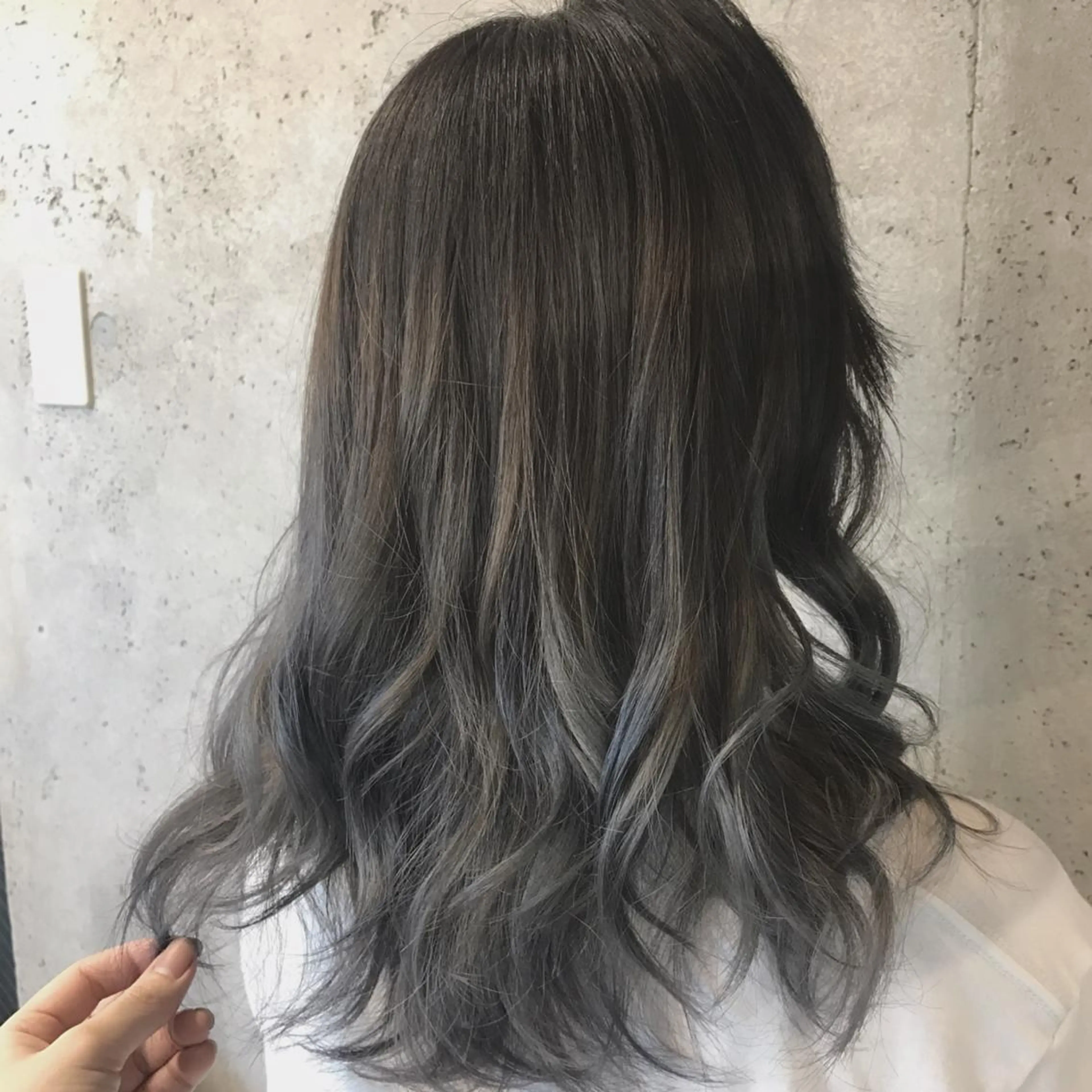 セミロング カラー にった みずきのヘアスタイル