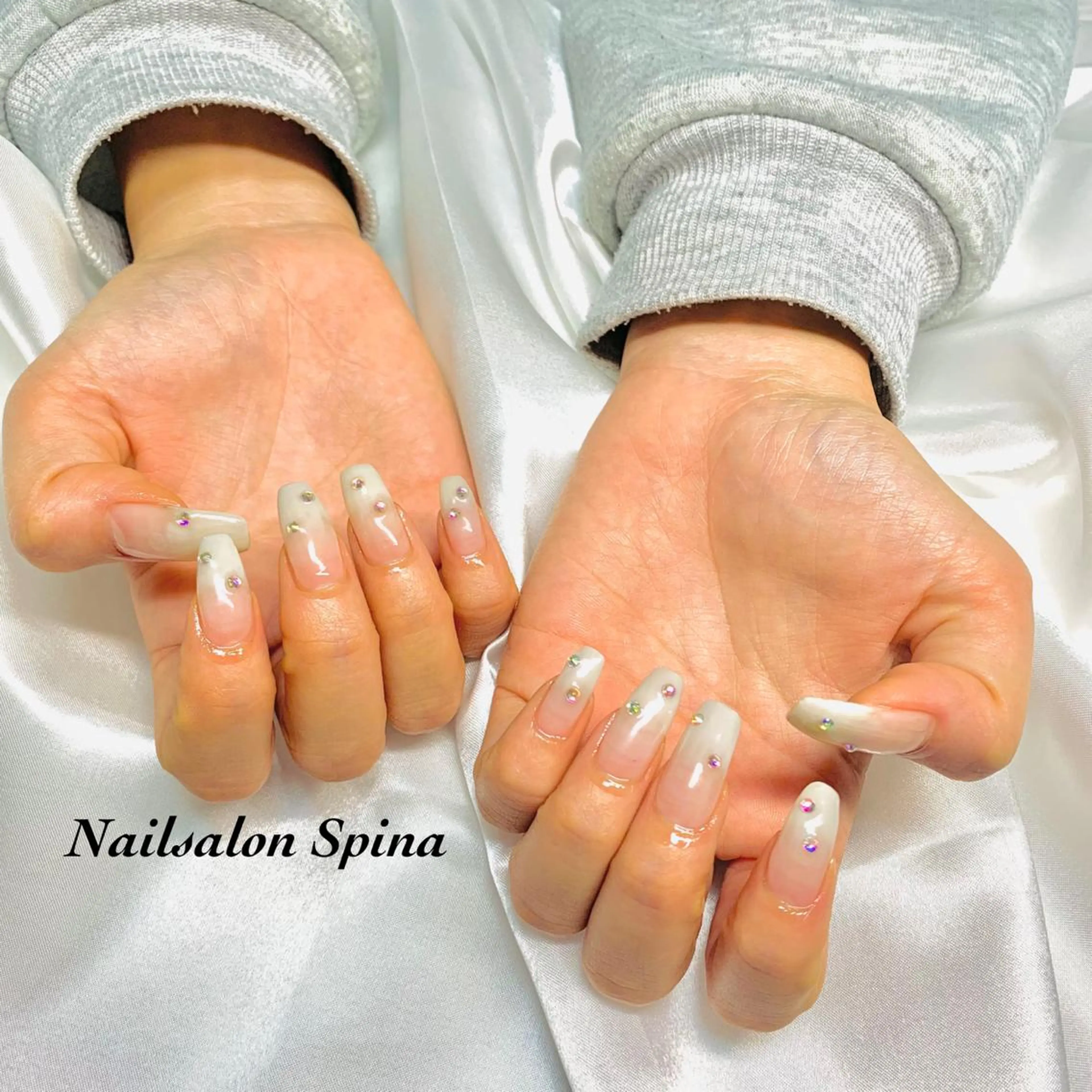 ネイル アートネイル グラデーション シンプルネイル ストーンネイル ホワイト Nailsalon Spina 琴美のネイルデザイン