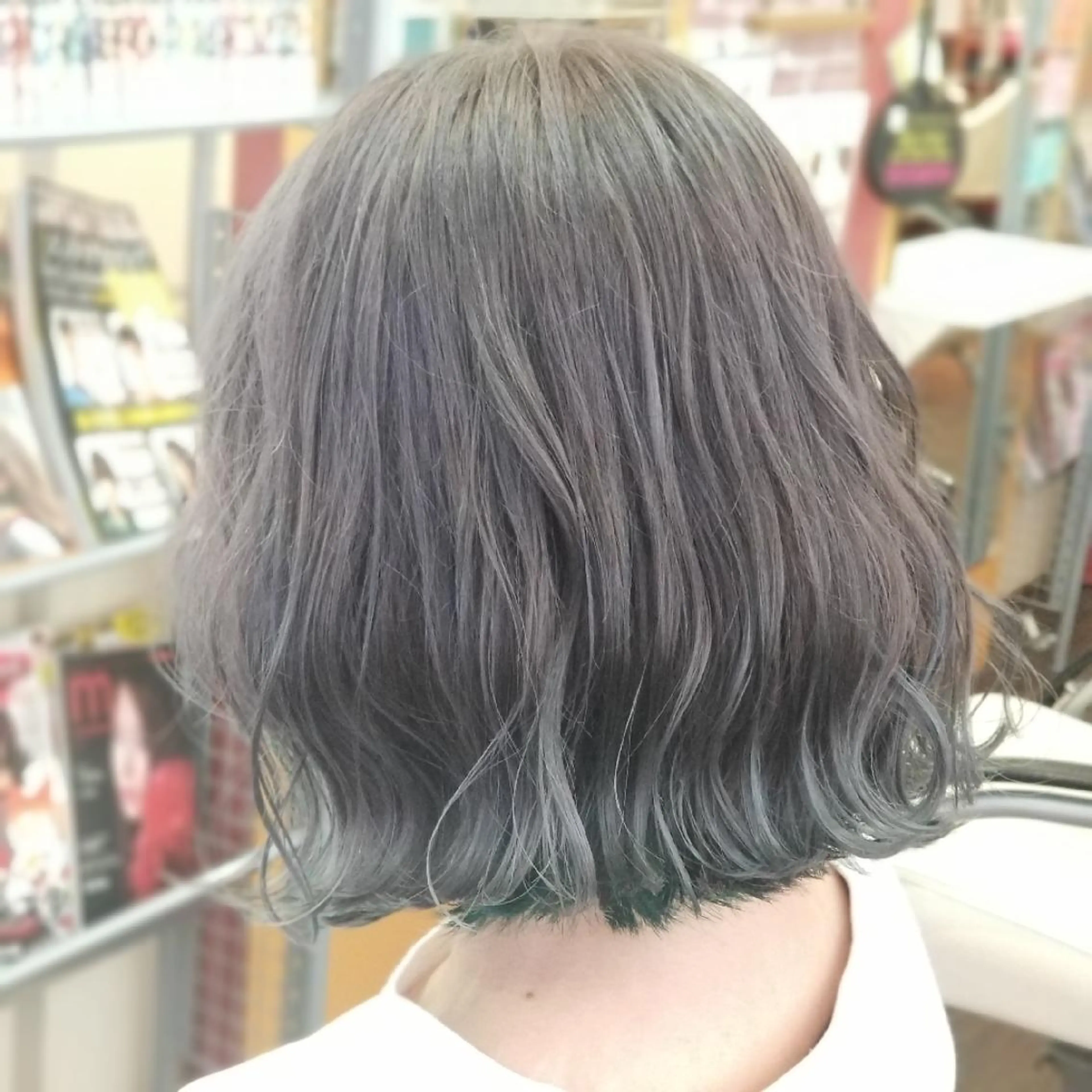 ミディアム カラー ブリーチ グレージュ 外ハネヘア トリートメント ヘアカラー 植田 修平/エクステ /髪質改善カラーのヘアスタイル