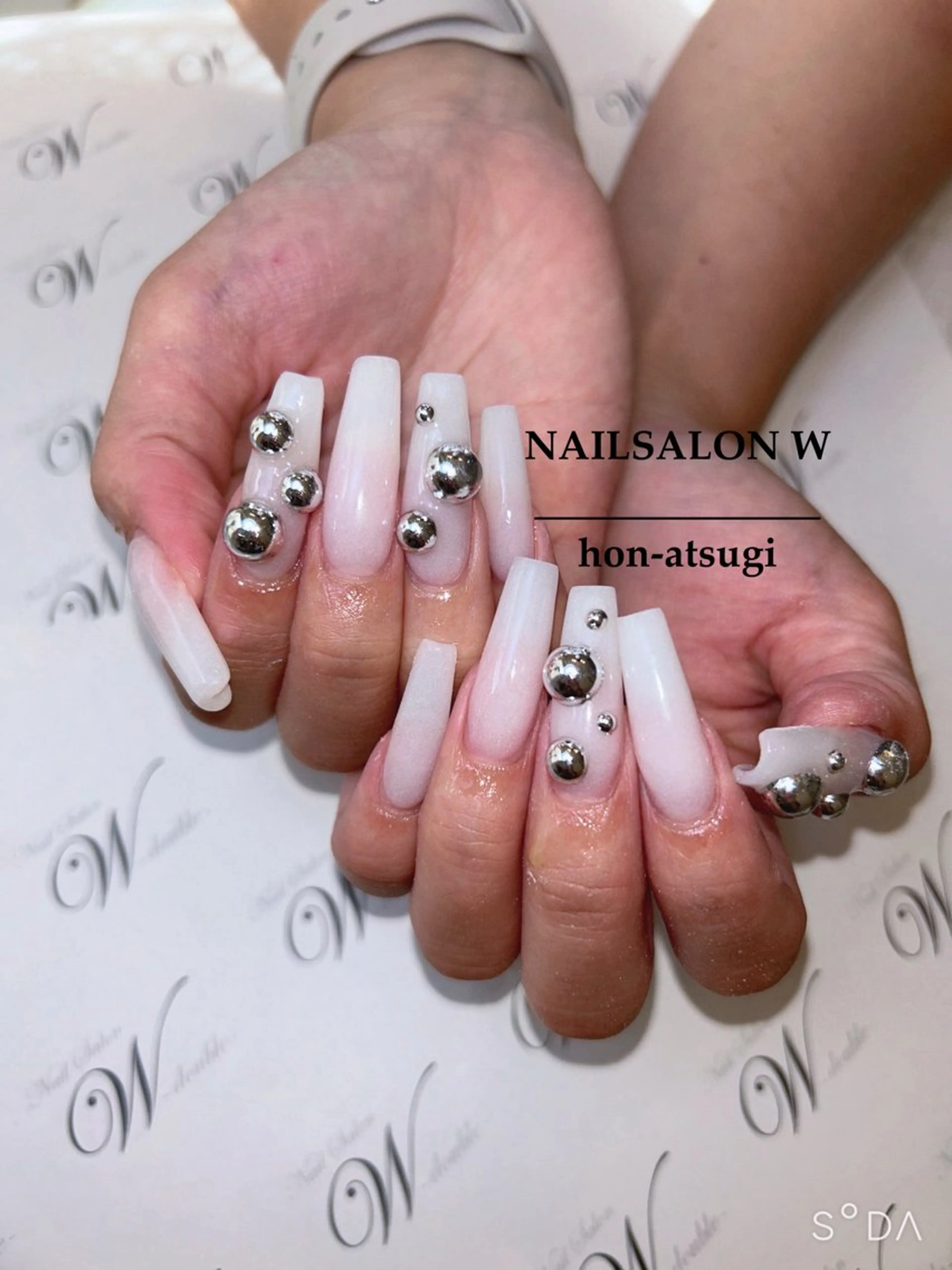 セミロング ハンドネイル ネイルサロン ダブルのネイルデザイン