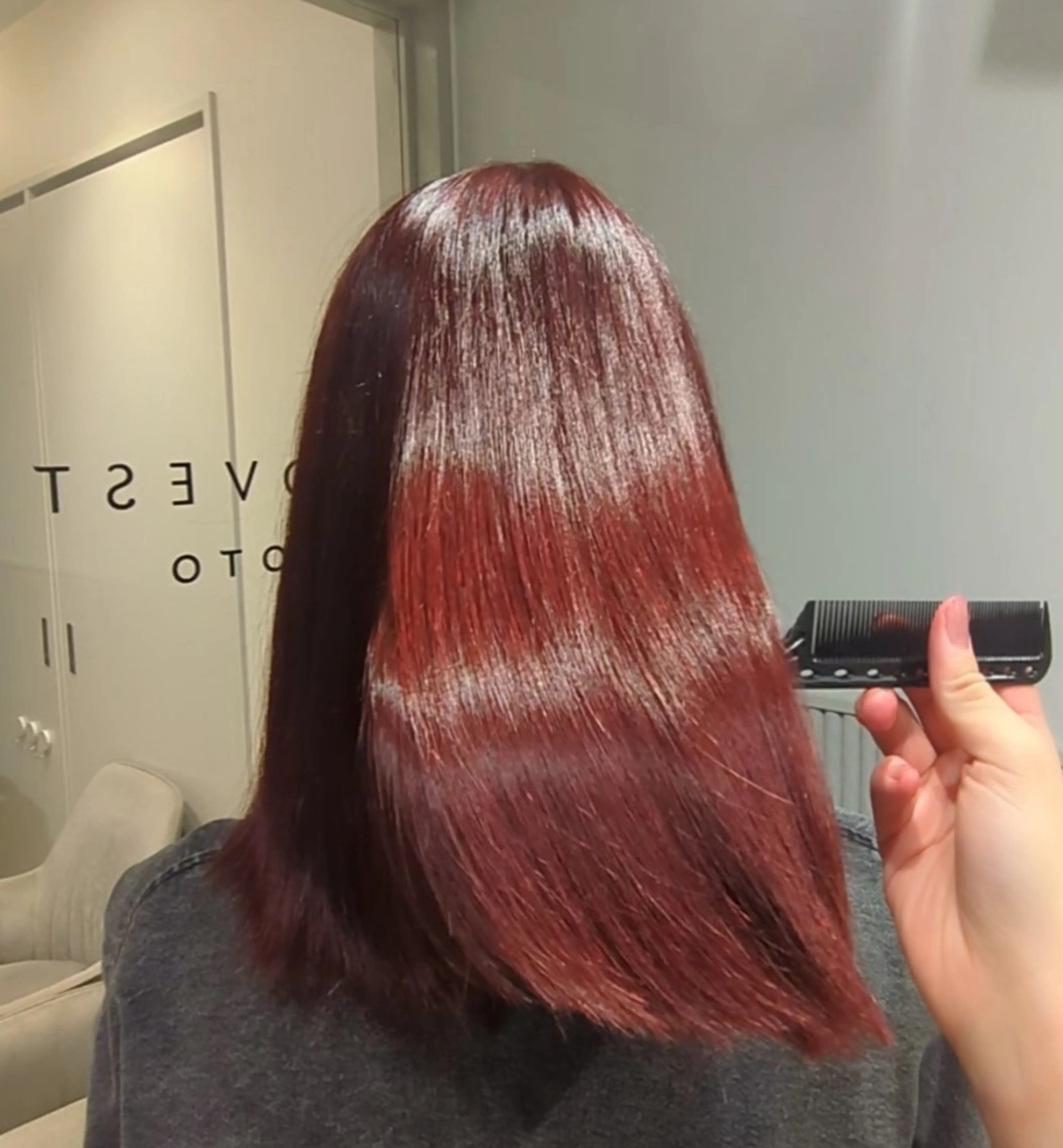 ミディアム レッドブラウン LOVEST クロサカ ユウナのヘアスタイル