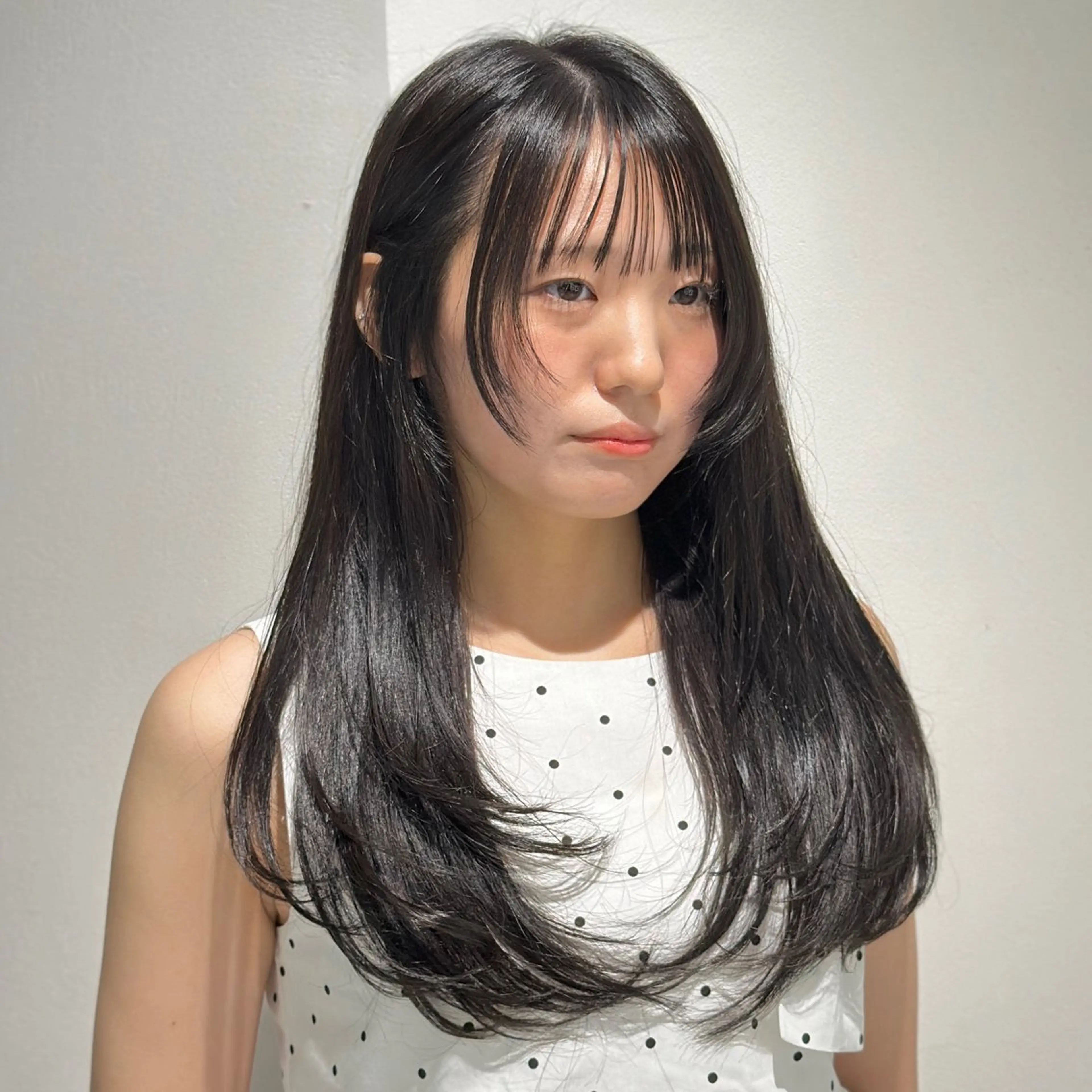 ロング カラー ダークグレー ダークグレージュ グレージュ 韓国風ヘア レイヤーカット Savoir GRANMASH【サヴォア　グランマッシュ】所属・韓国レイヤー/グレー ジュ/透明感カラーのヘアスタイル