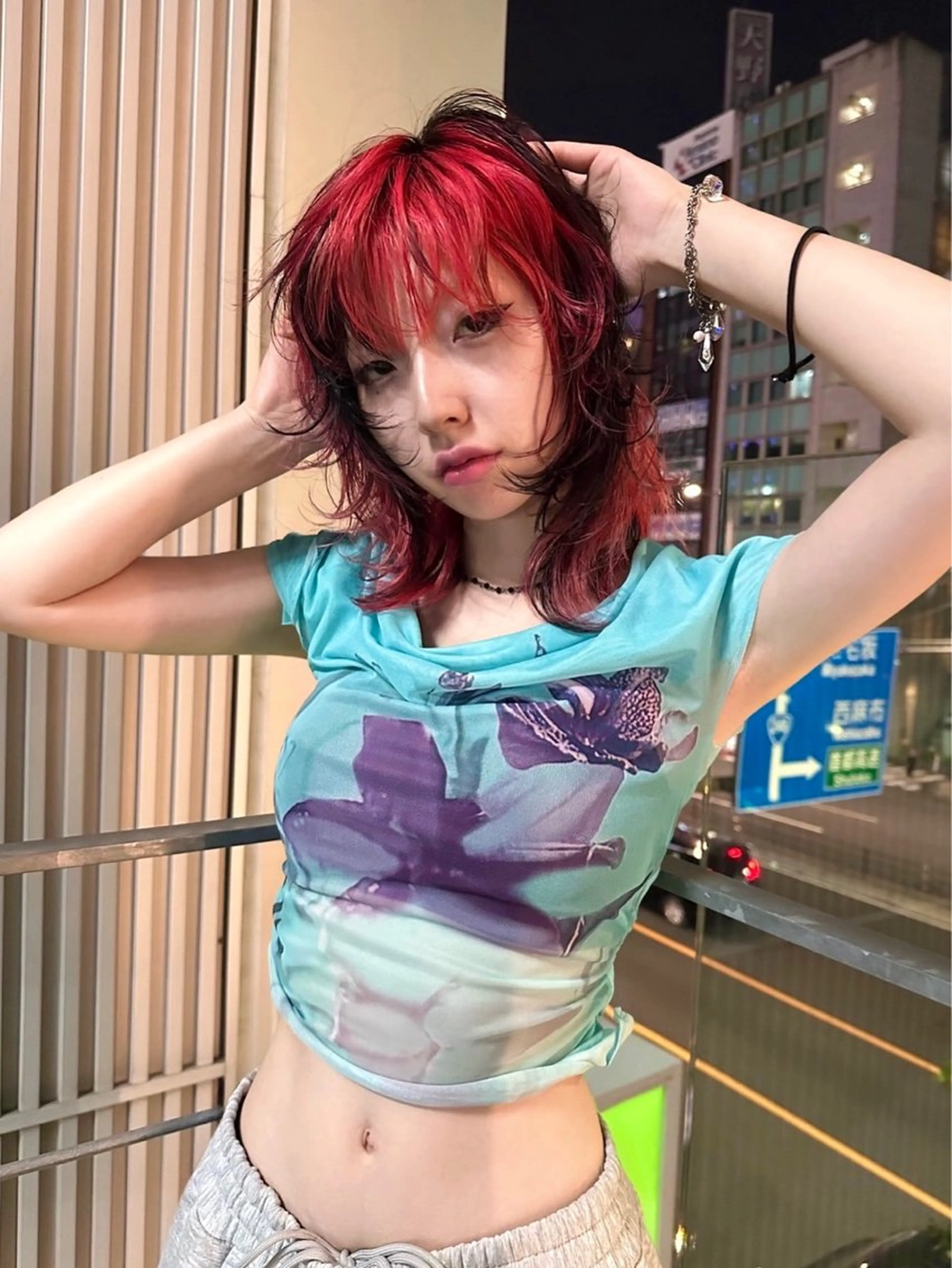 セミロング カラー 黒髪 デザインカラー レッドカラー レイヤーカット 外ハネヘア 金森 凜久のヘアスタイル