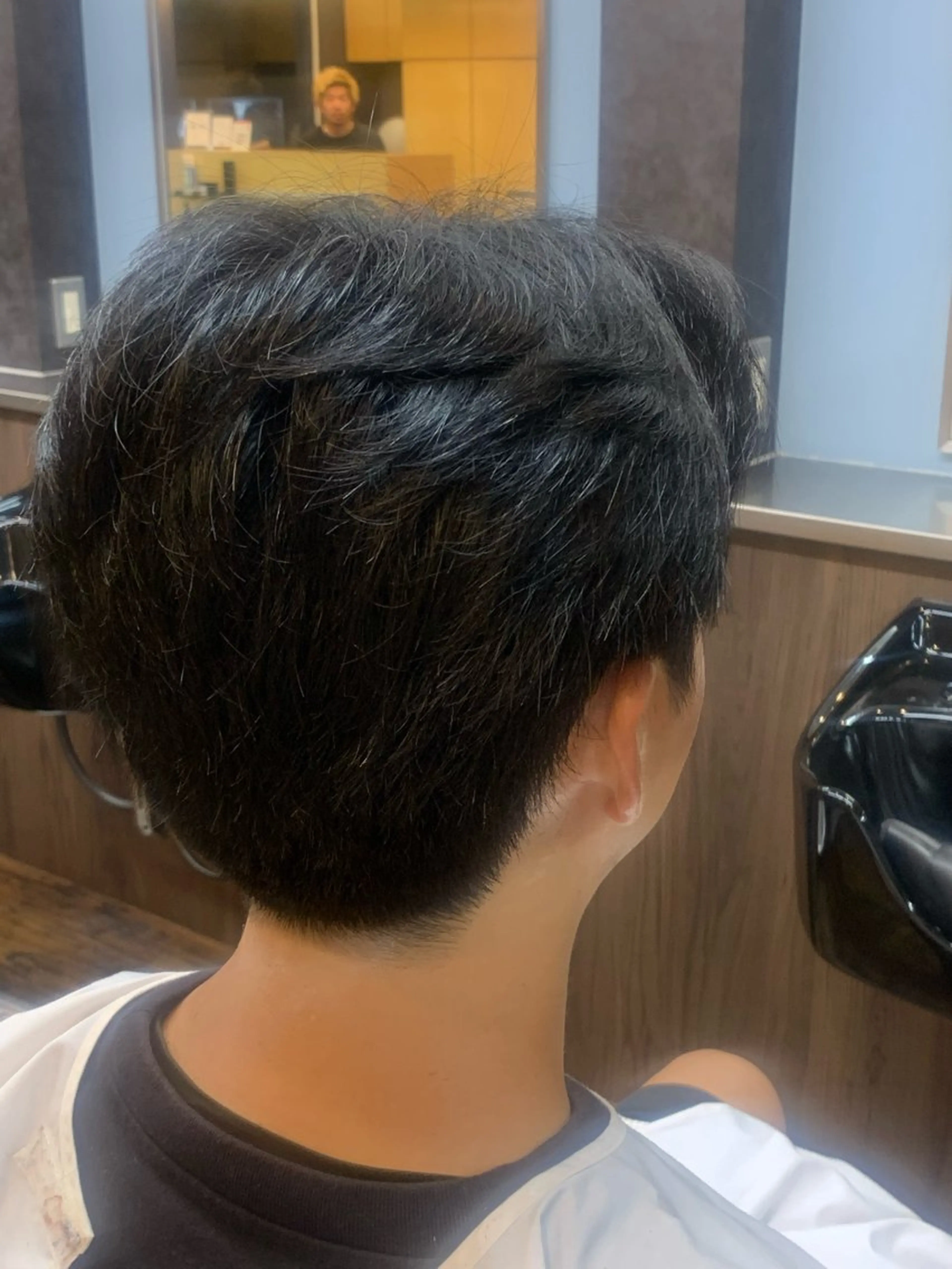 ミディアム メンズ センターパート 刈り上げ カット 松岡 輝のヘアスタイル