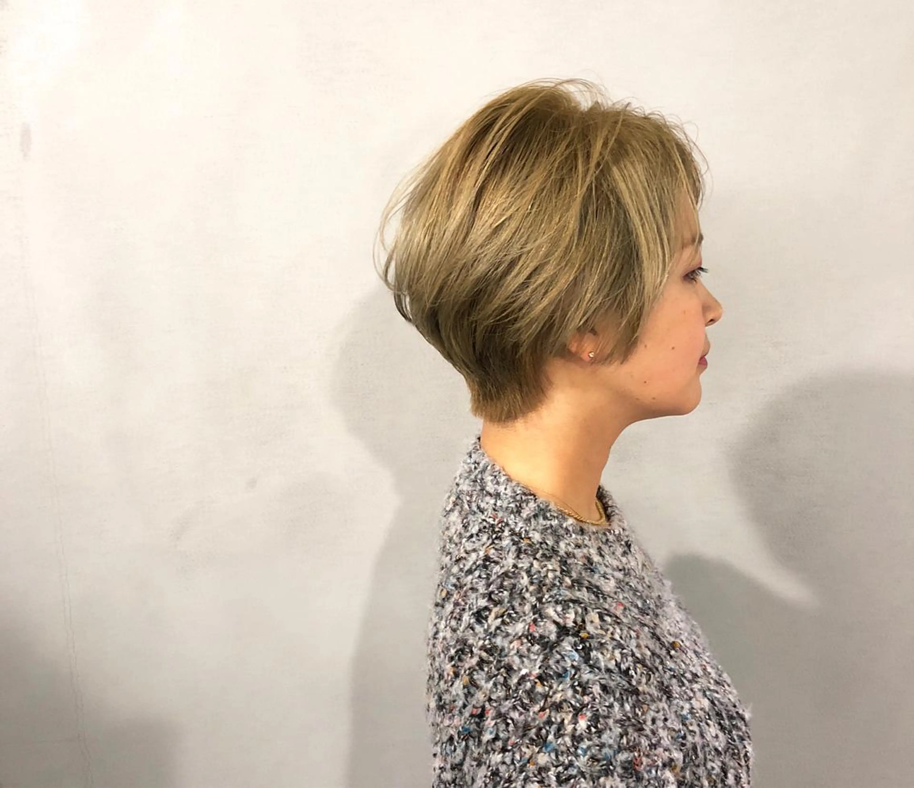 ショート カラー ブリーチ ブロンド くびれヘア ショートヘア カット ヘアカラー ボブ/ショート/ 白髪染め/メンズ葛西のヘアスタイル