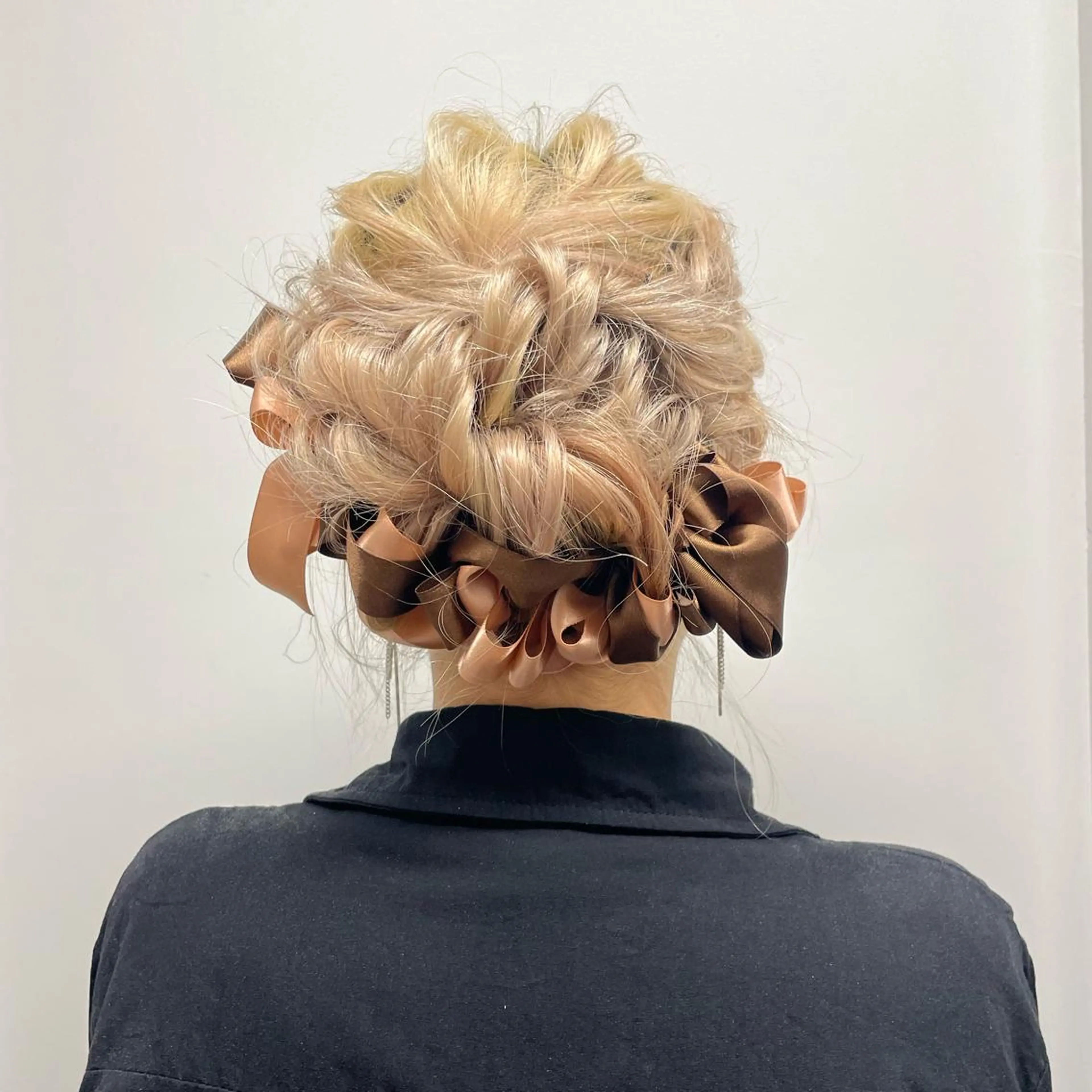 ミディアム 卒業式のヘアスタイル ヘアセット ハイトーン🦄ネイル 💞のぶちのネイルデザイン