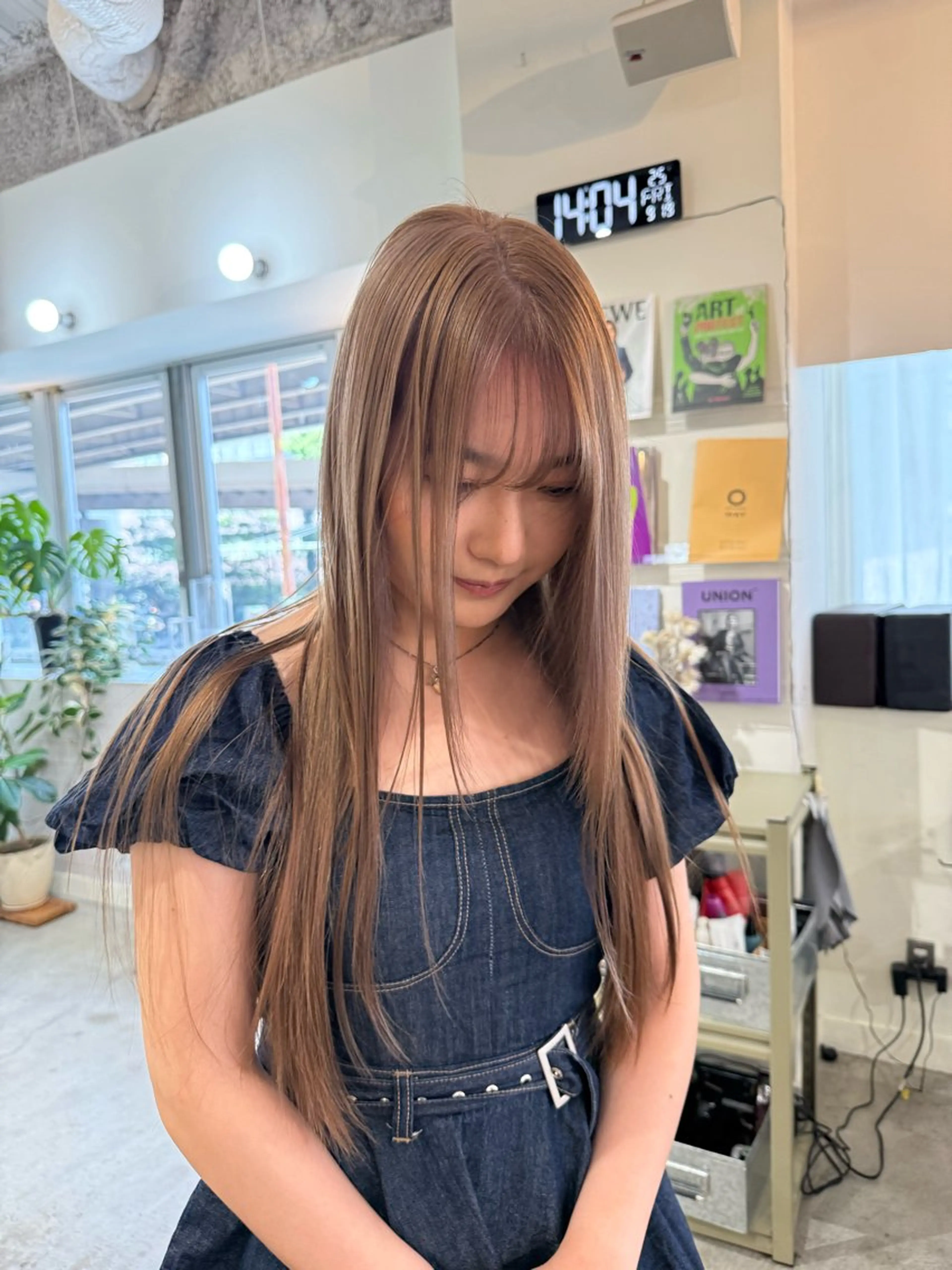 ロング ヘアカラー maruquee de mashu所属・モモコ/ブリーチ/ ミルクティカラーのヘアスタイル