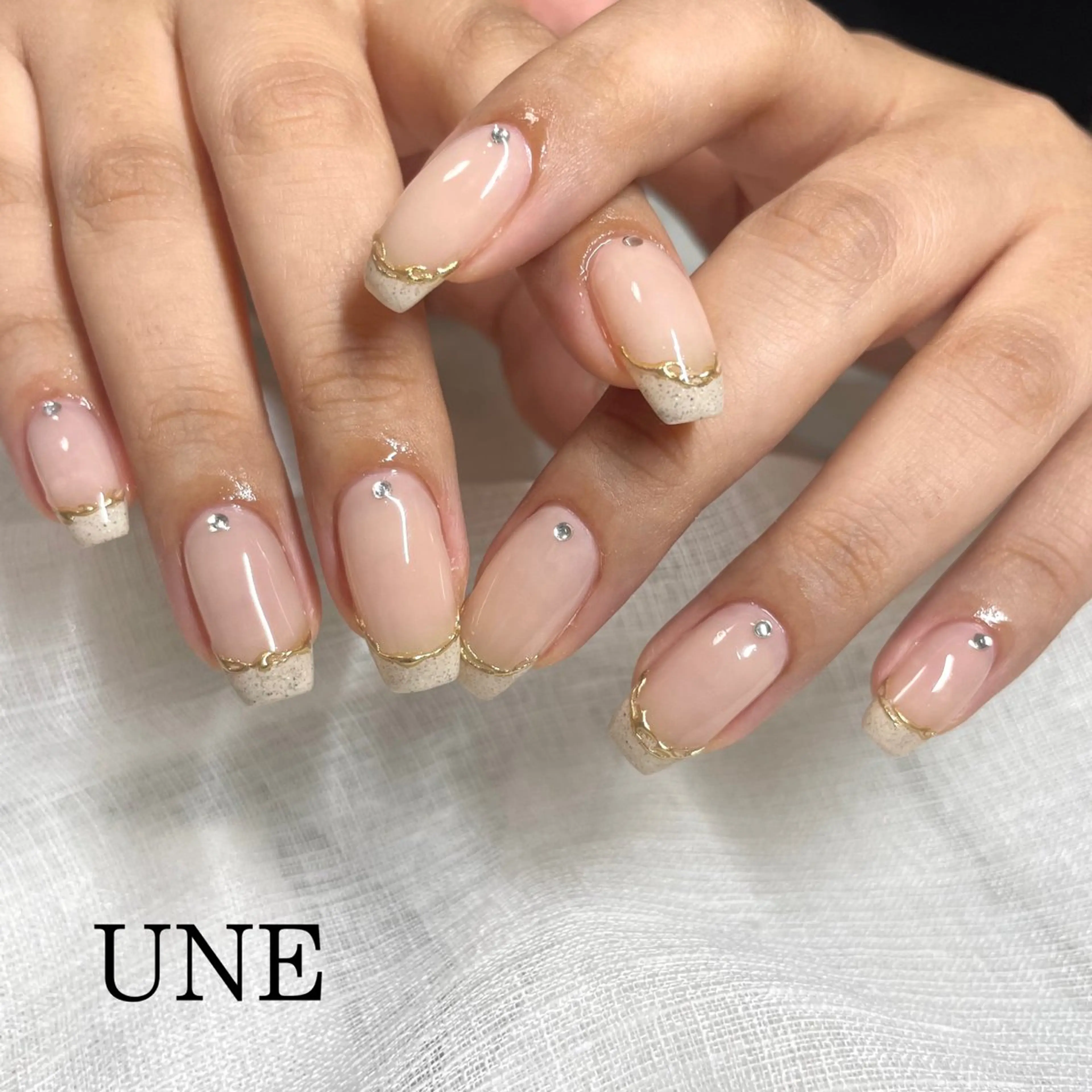 ネイル フレンチネイル ジェルネイル ゴールド シンプルネイル UNE.【ユヌ】 Jr.NANAのネイルデザイン