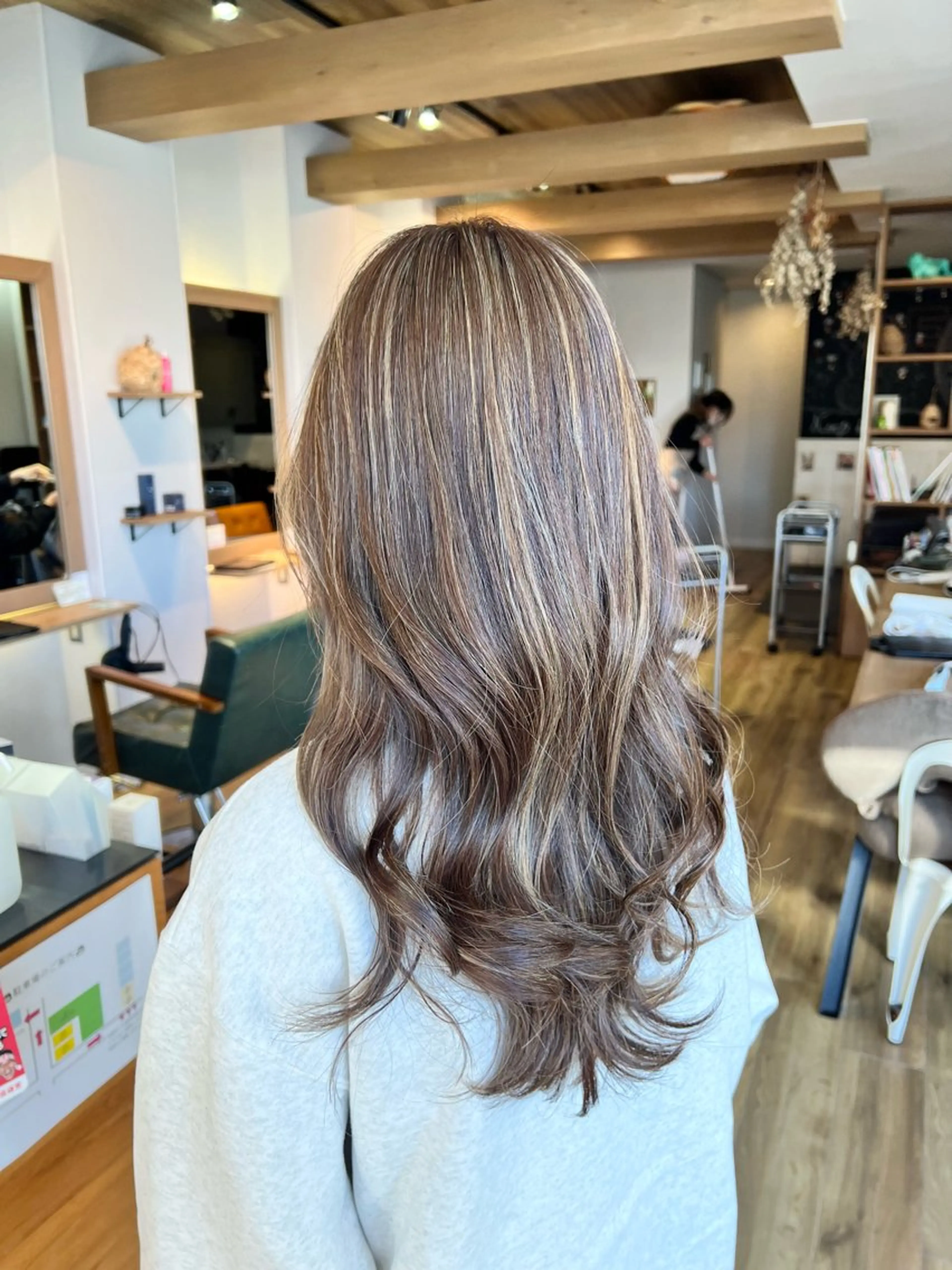 ロング カラー アッシュ ベージュカラー ハイライトカラー ハイライト ヘアカラー トリートメント ツキダテ ユイのヘアスタイル