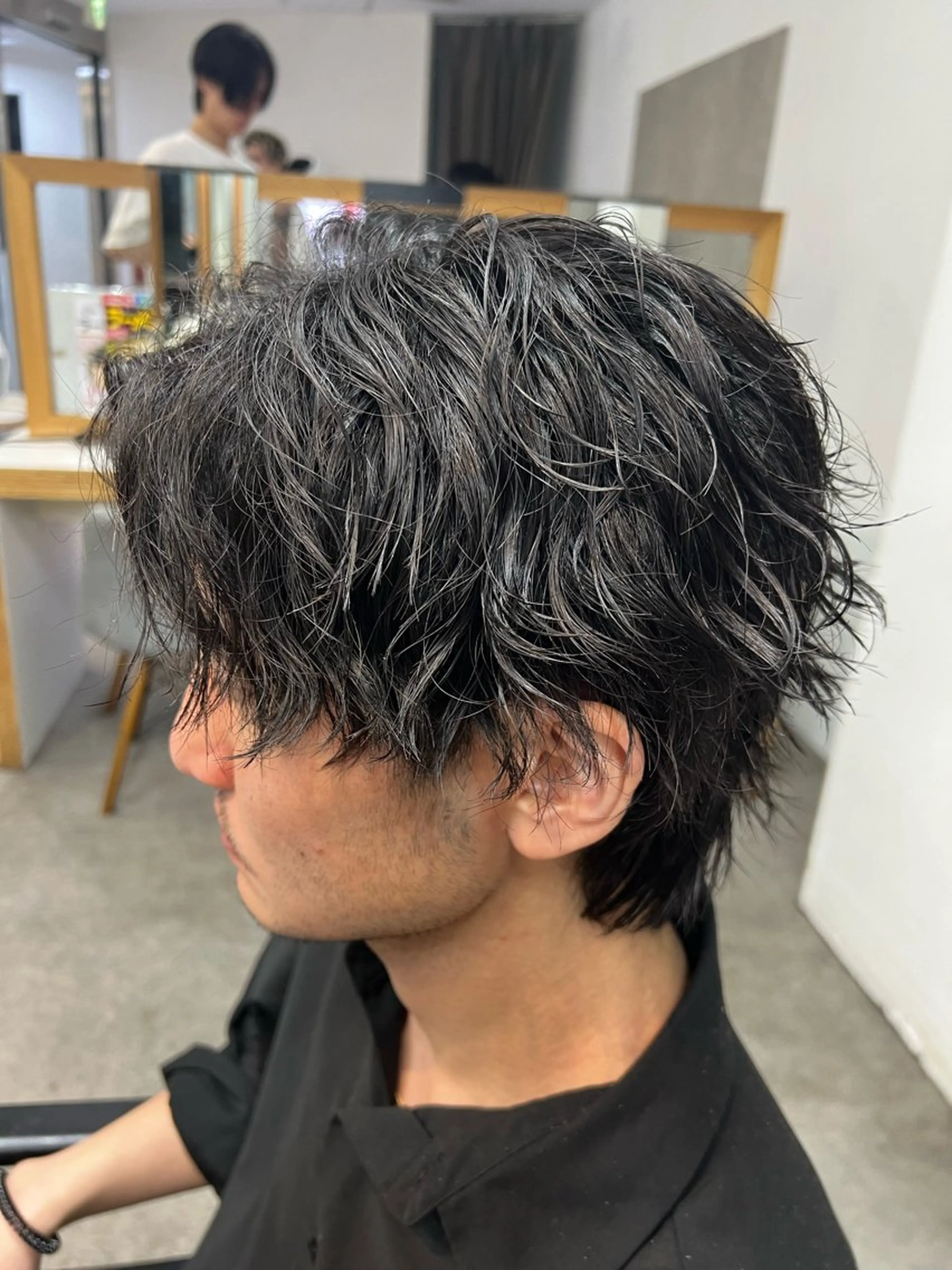 パーマ メンズ センターパート コンマヘア フェードカット カルマパーマ マッシュ パーマ fifth 原宿 波巻きパーマイノウエのヘアスタイル