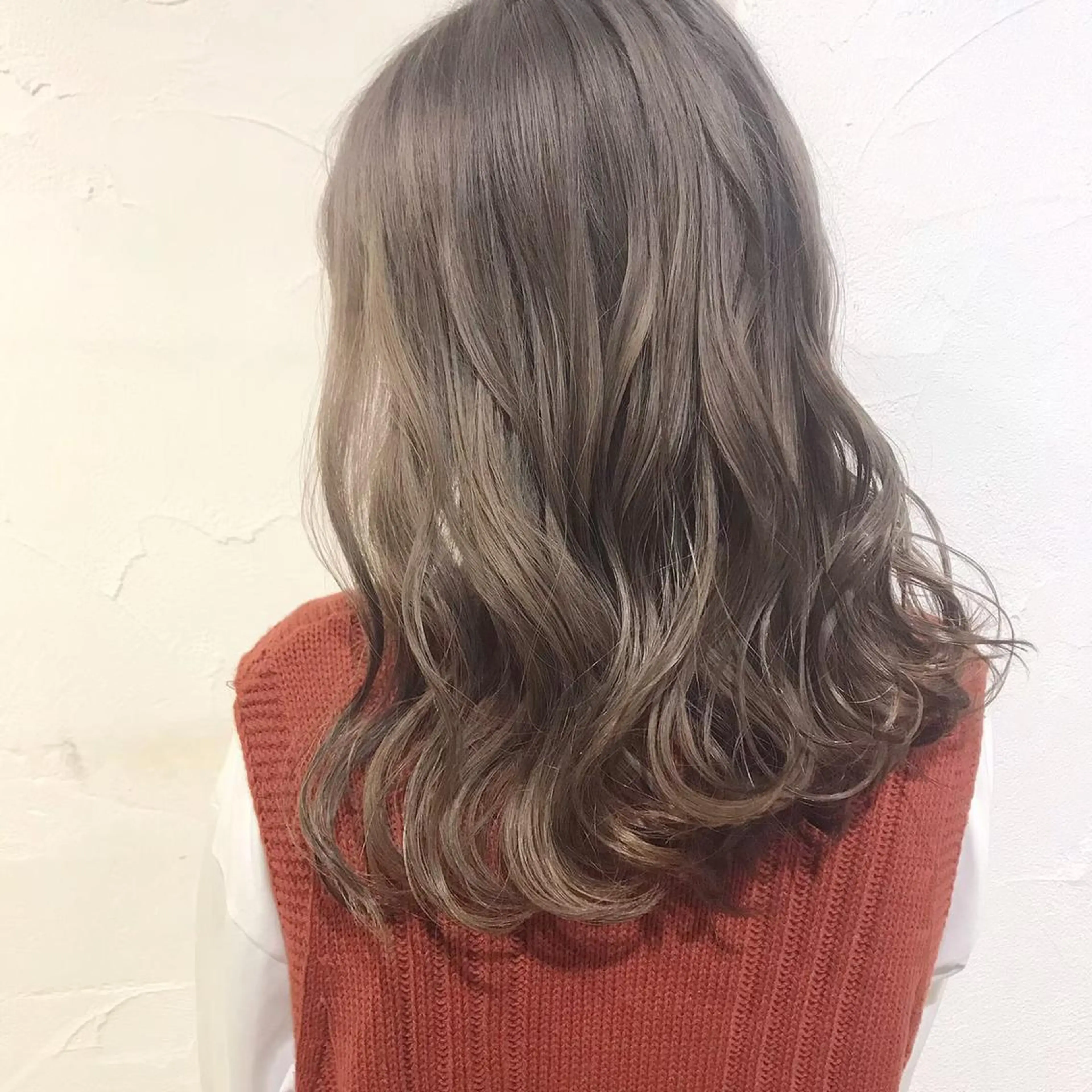 ロング カラー アッシュ アッシュグレー グレージュ 藤井 貴美子のヘアスタイル