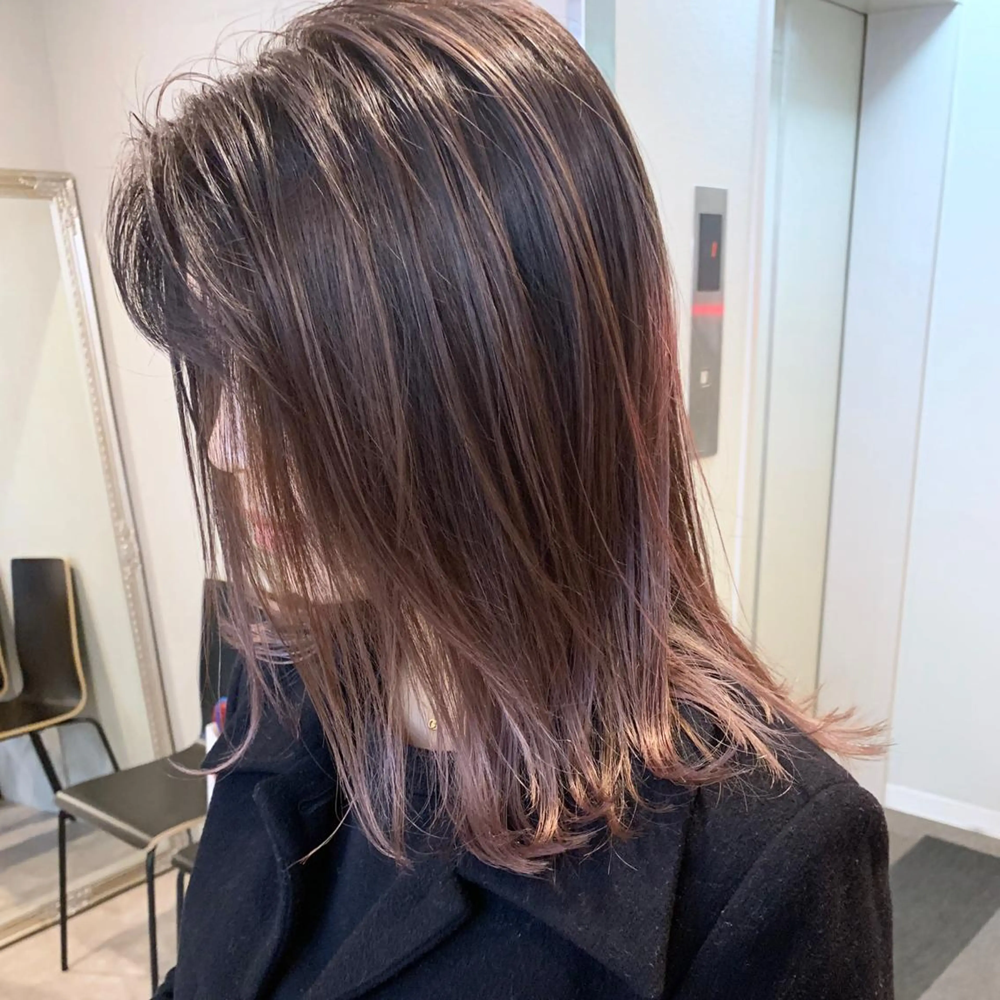 ミディアム カラー バレイヤージュ ベージュカラー ピンクカラー ピンクベージュ レイヤーカット AMI Hair Supply所属・Yusuke Aのヘアスタイル