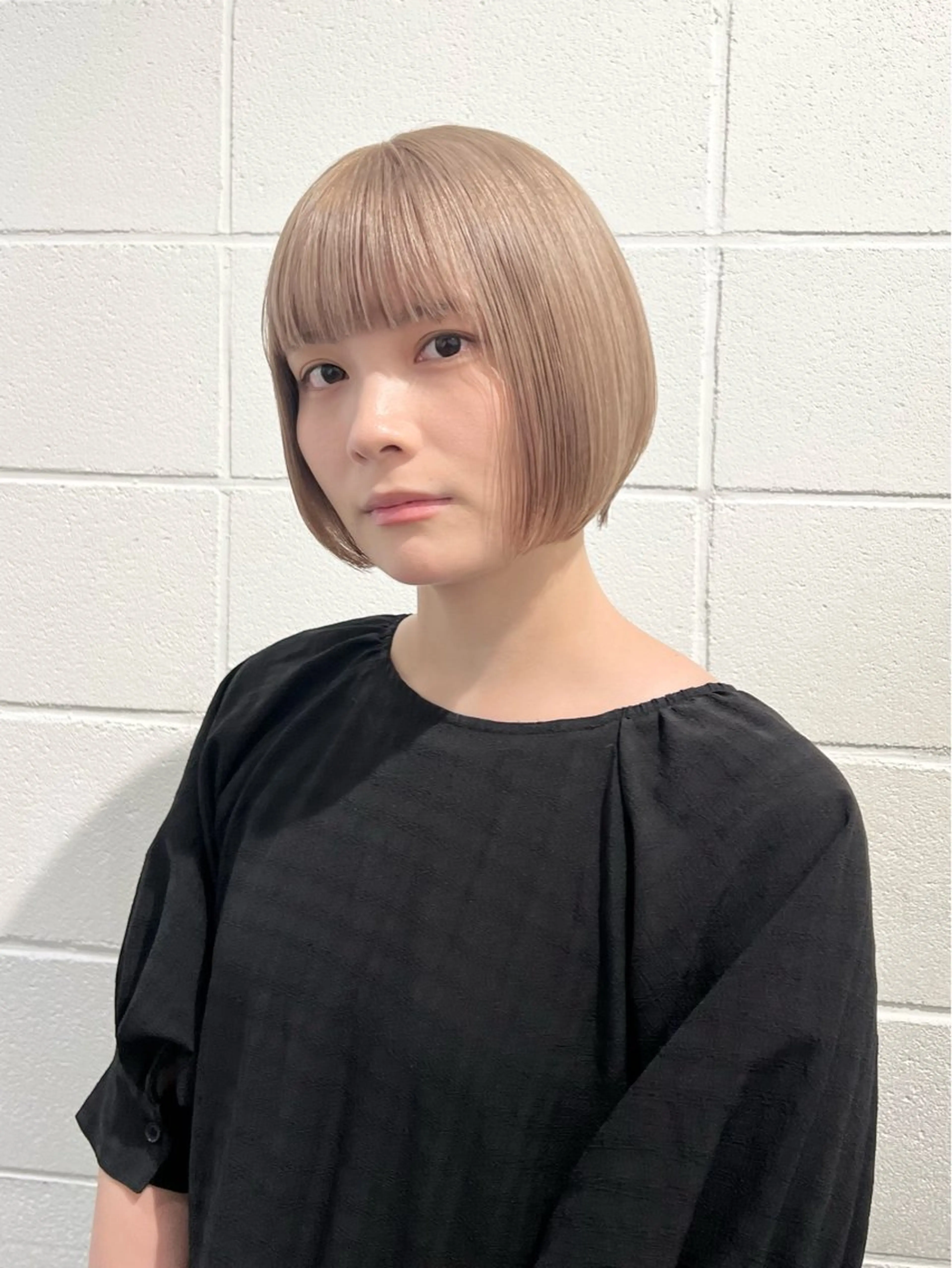 ショート カラー 切りっぱなしボブ 前下がりボブ アッシュ ベージュカラー ブリーチ カット ヘアカラー トリートメント HARU//原宿🤍 リピート率NO.1のヘアスタイル