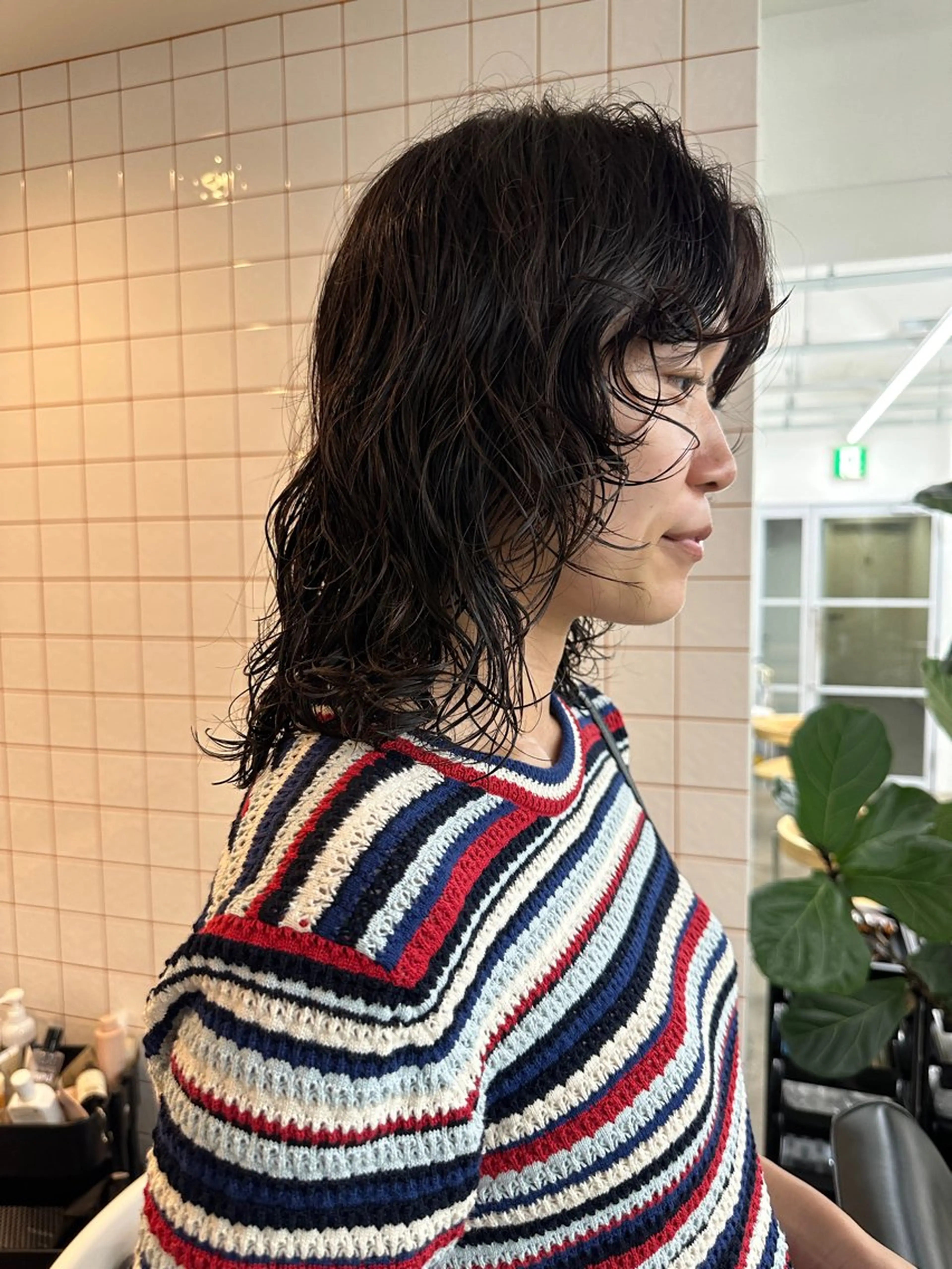 ミディアム カラー パーマ ミディアムパーマ レイヤーカット ウルフカット ウルフレイヤー カット ヘアカラー パーマ ボブ/レイヤー/ケア パーマ/透明感カラーのヘアスタイル