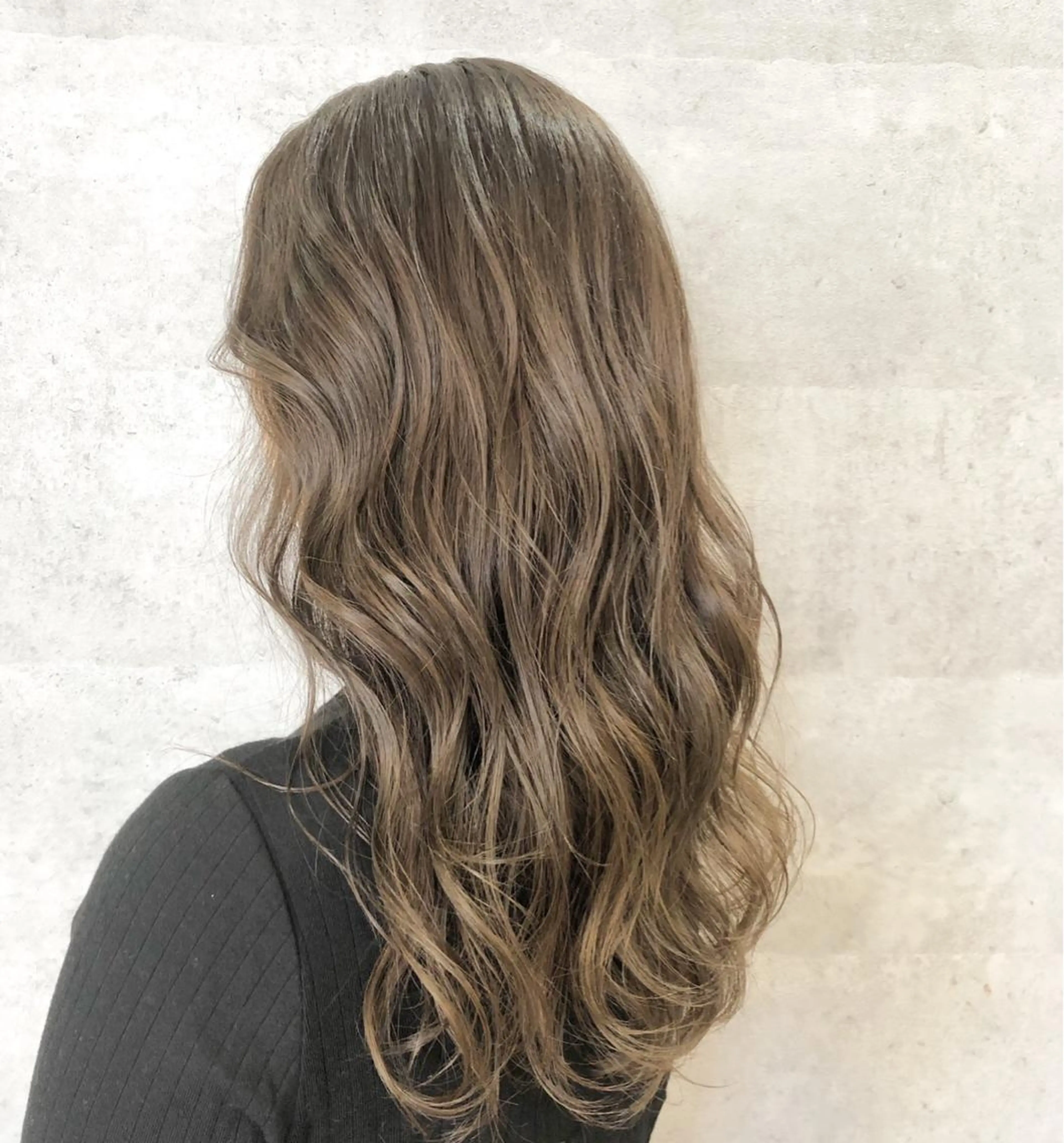 ロング カラー アディクシーカラー ベージュカラー フォギーベージュ イルミナカラー カット ヘアカラー トリートメント i  plus＋所属・髪質改善で 憧れの潤艶美髪にのヘアスタイル