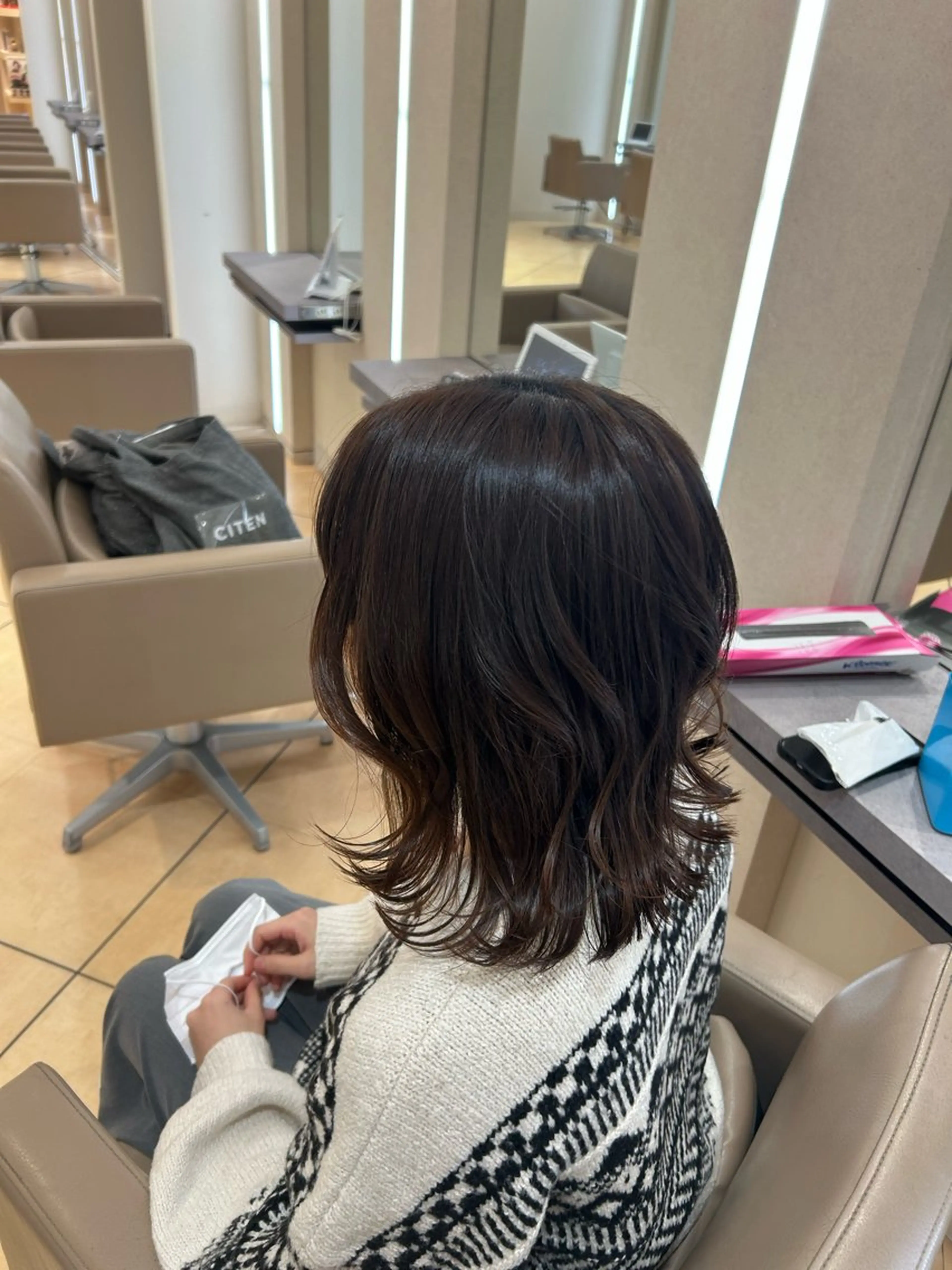 ミディアム くびれヘア 外ハネヘア カット ヘアカラー トリートメント 三富 陽菜のヘアスタイル