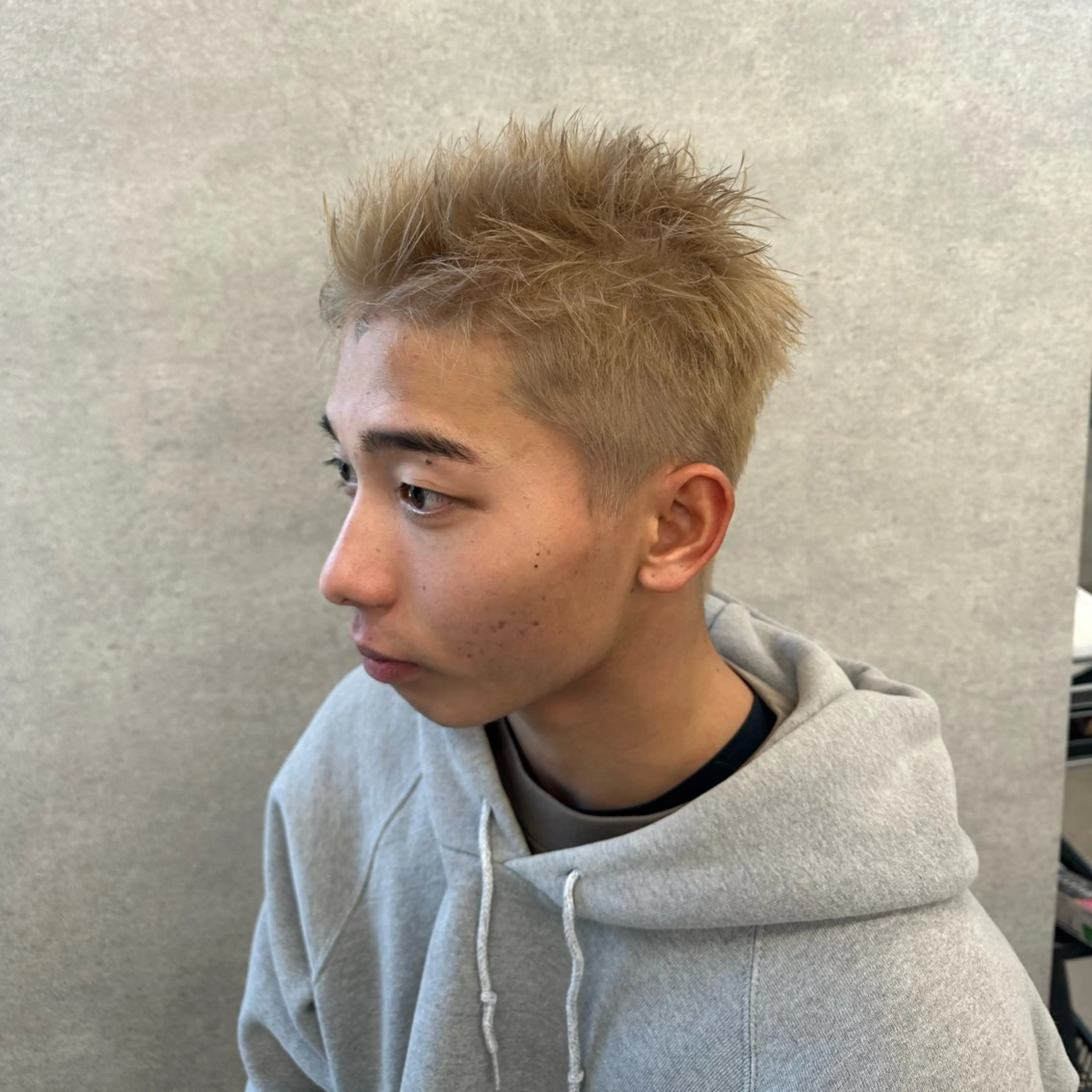 カラー メンズ メンズブリーチ センターパート メンズハイトーン メンズメッシュ メンズパーマ punel nayu🌻のヘアスタイル
