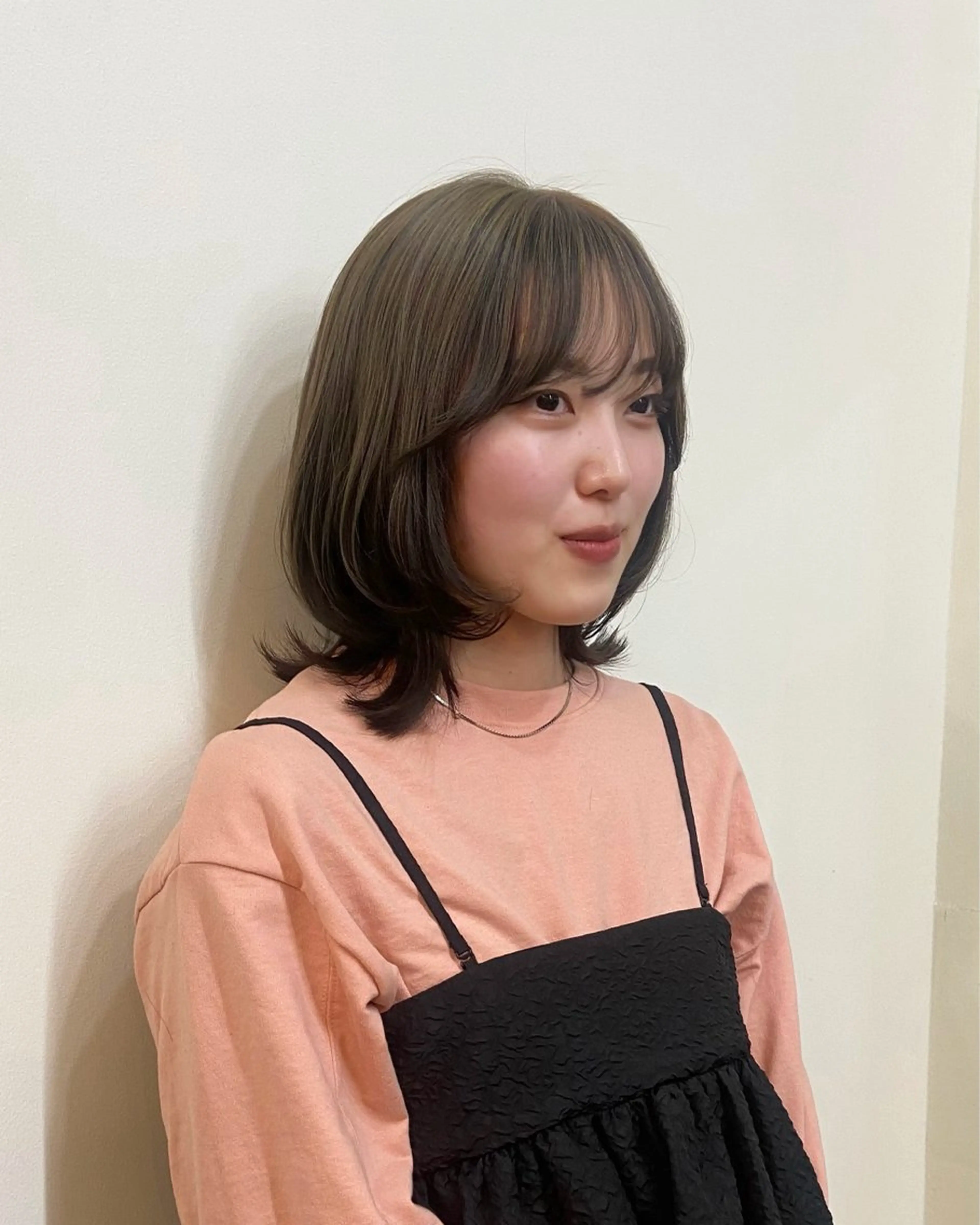 カラー ベージュカラー デザインカラー ハイトーンカラー オリーブベージュ オリーブカラー ぱつっとボブ/ショ ート/高田明日美のヘアスタイル