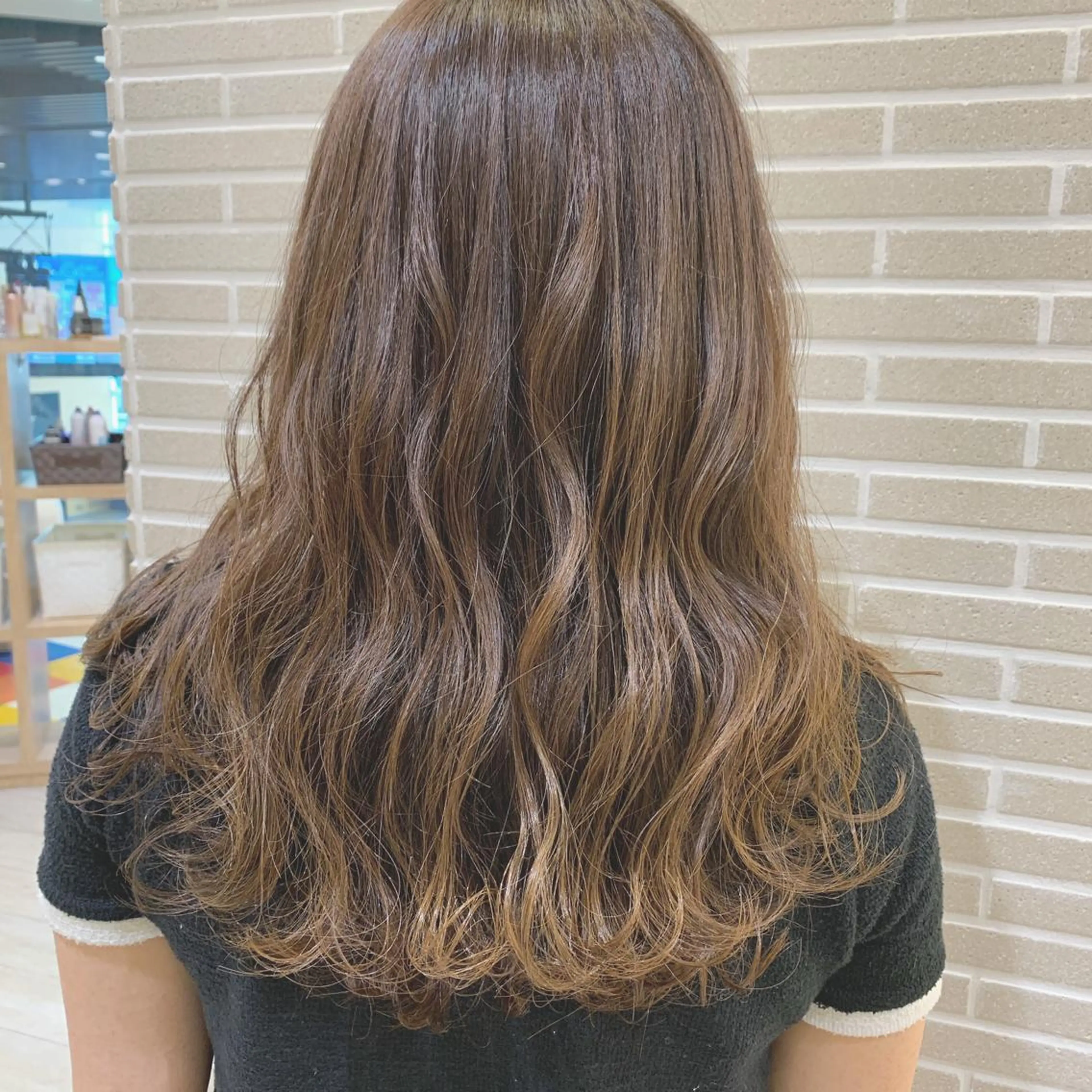 ミディアム ヘアカラー amie三ノ宮所属・潟上 菜摘のヘアスタイル