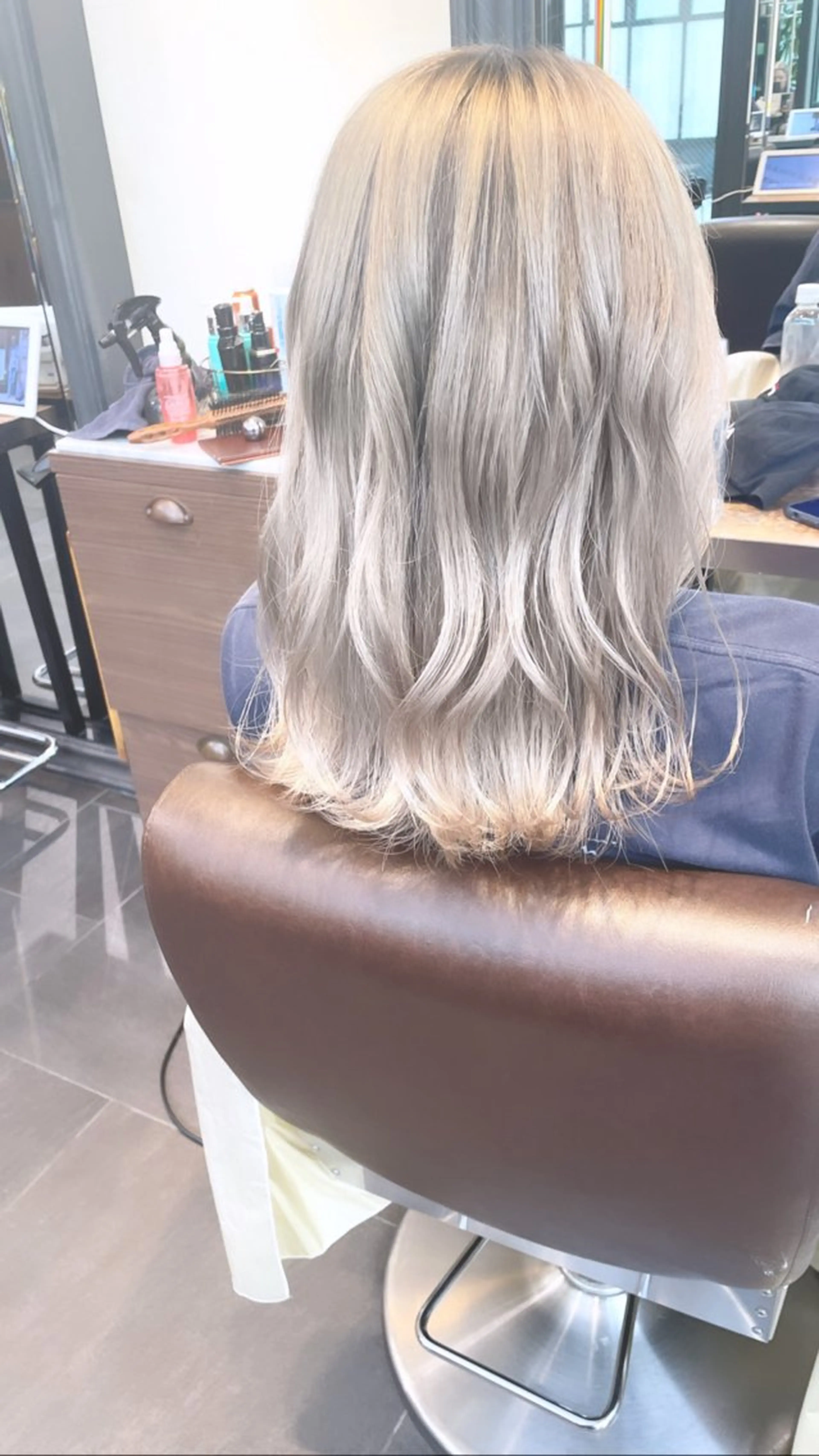 セミロング カラー ブリーチ＆縮毛矯正 🧸ともき🧸のヘアスタイル
