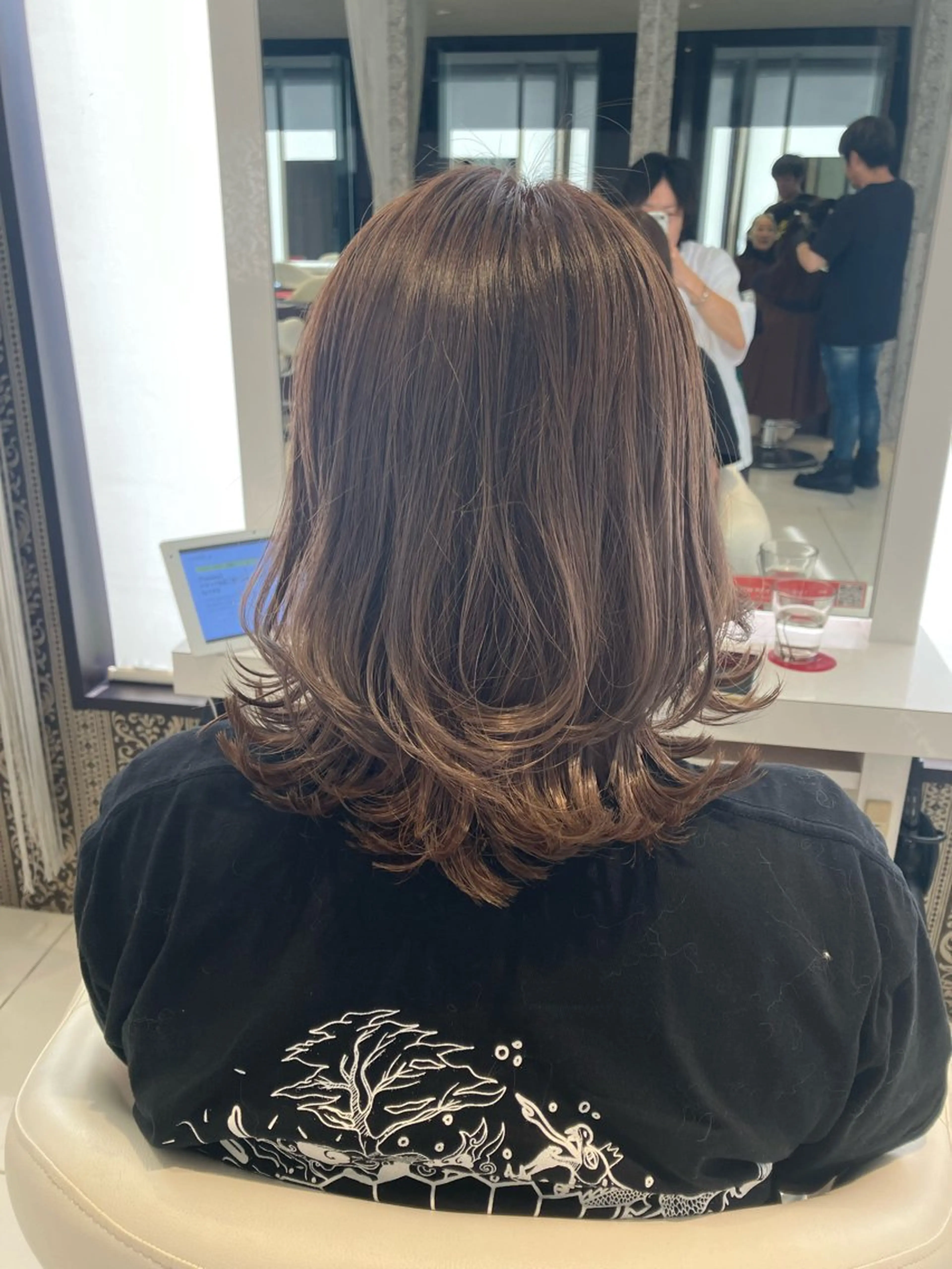 ミディアム カラー ミディアムレイヤー アッシュ グレージュ レイヤーカット SEA BELLE YASUのヘアスタイル