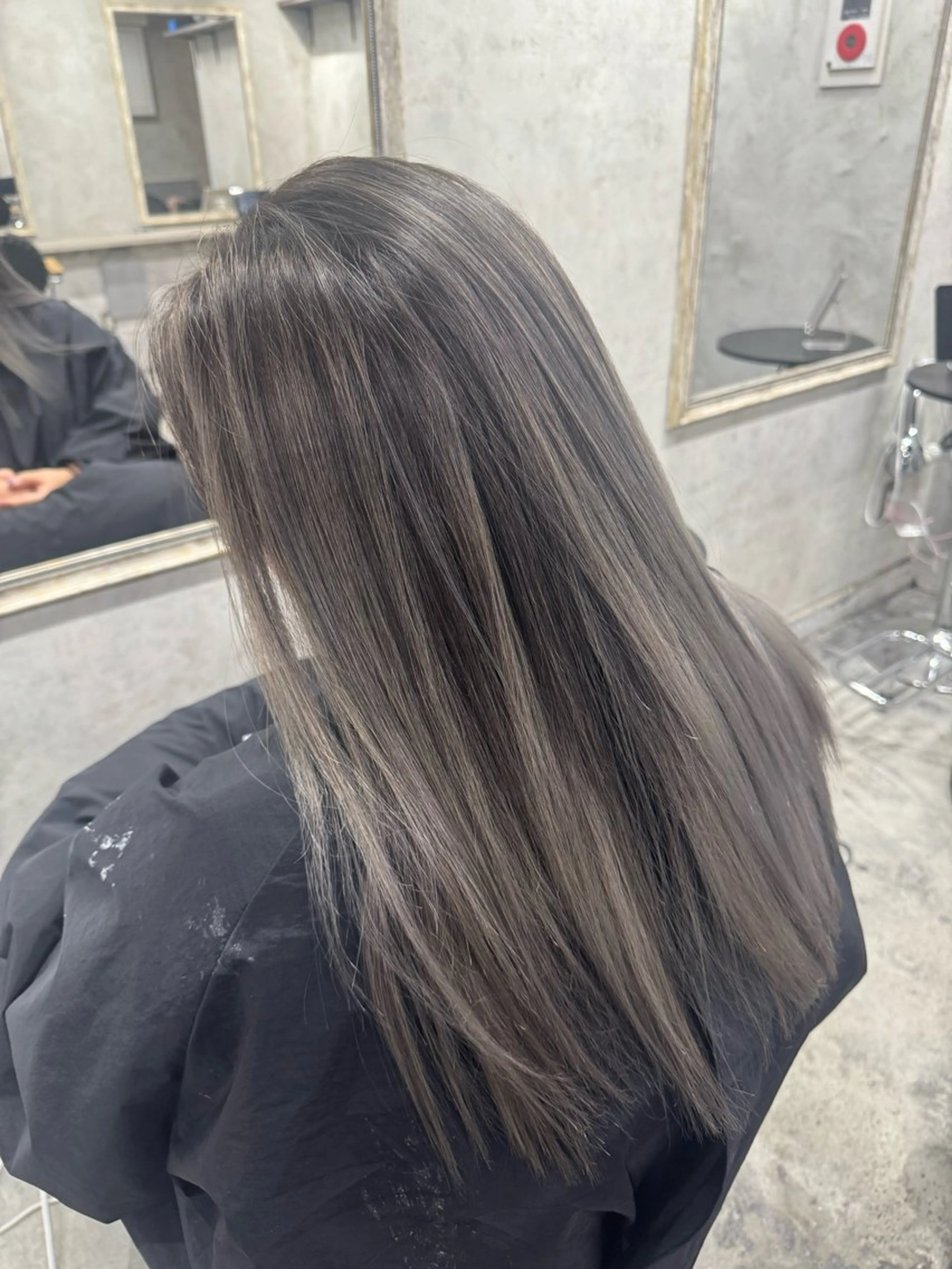 ロング ヘアカラー apollo 横浜所属・横浜🦋ハイトーン 🫐耳つぼジュエリーのヘアスタイル