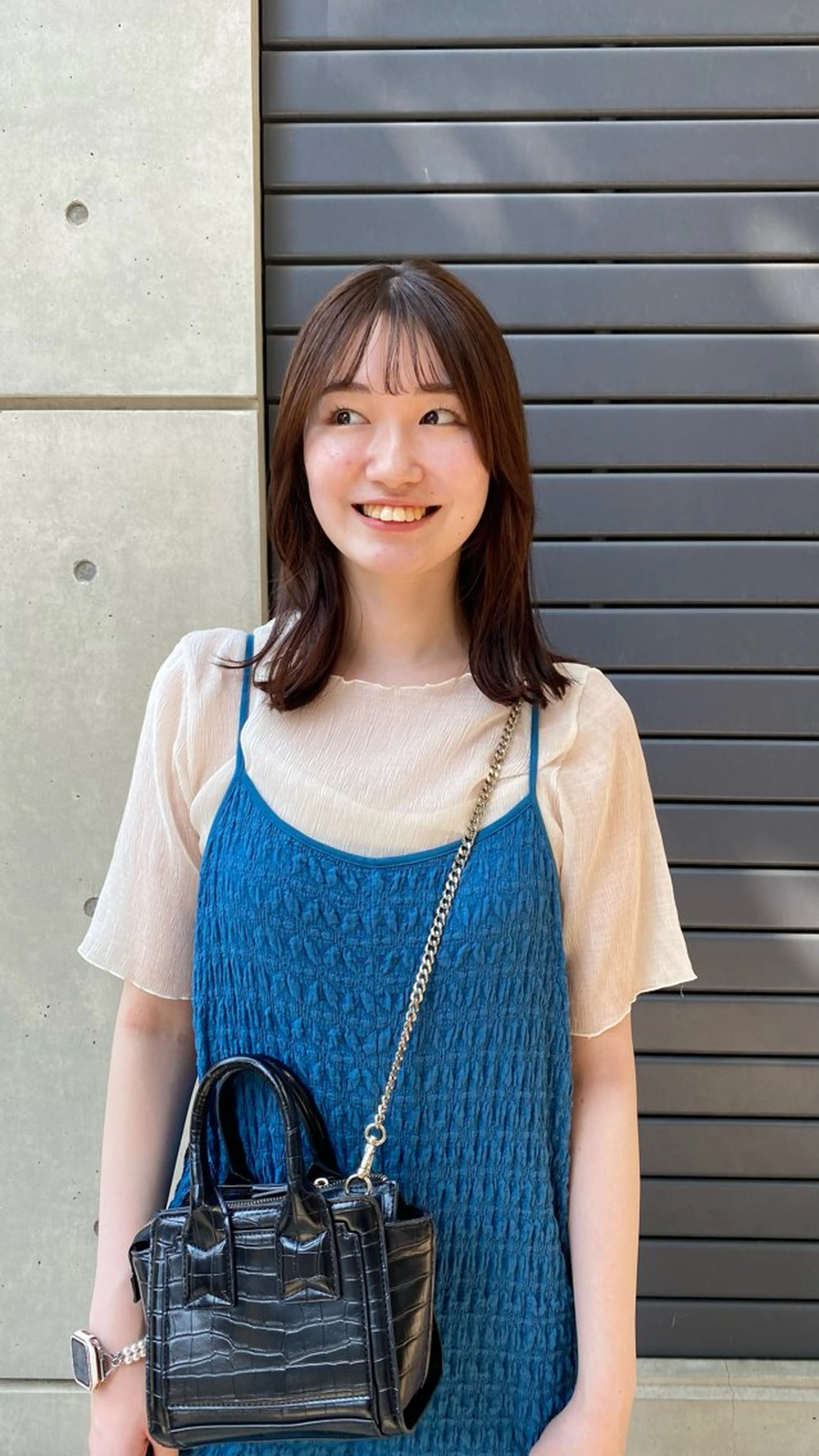 セミロング カラー 磯谷 朋のヘアスタイル