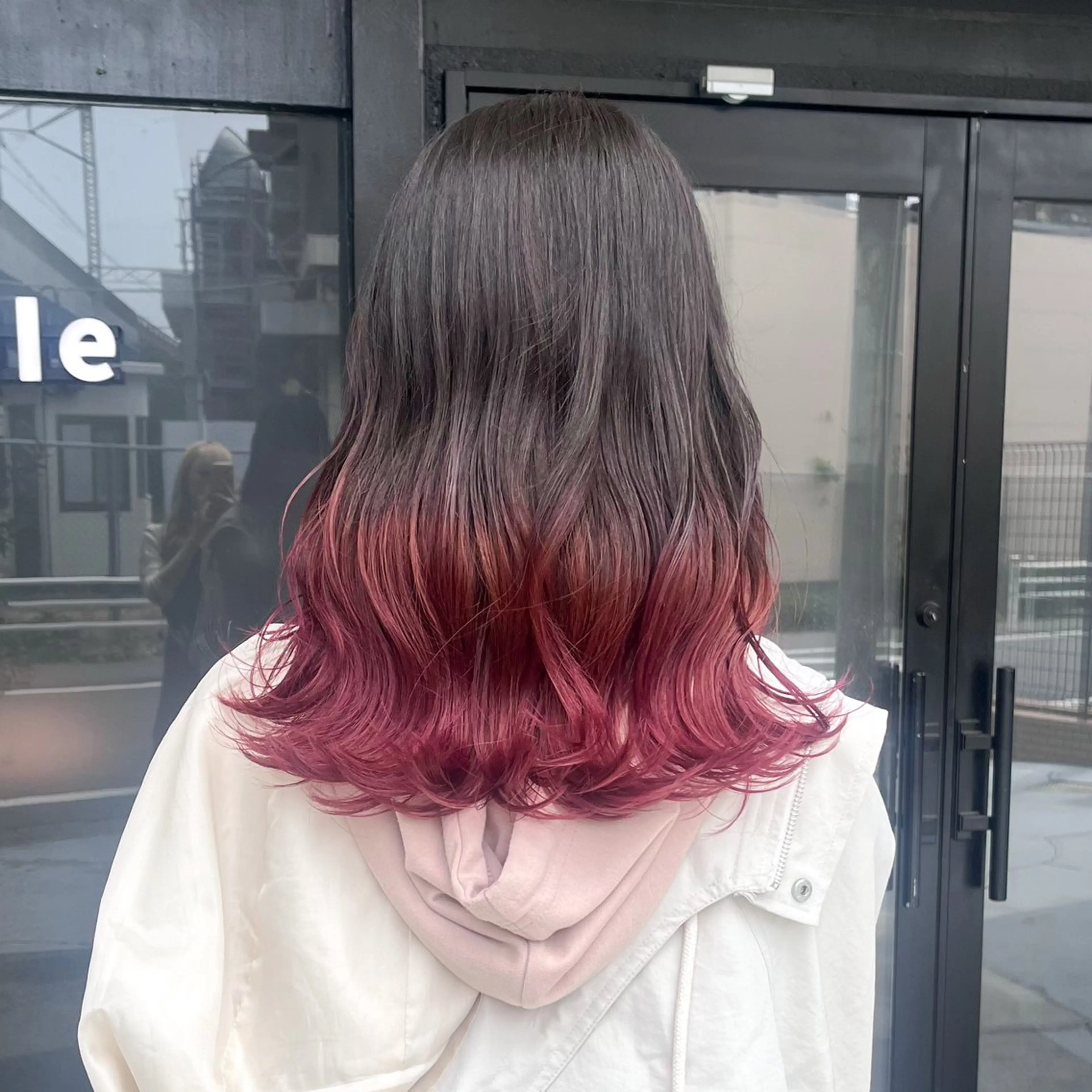 ミディアム カラー ブリーチ グラデーションカラー ピンクカラー カット ヘアカラー トリートメント 伊藤 玲衣のヘアスタイル