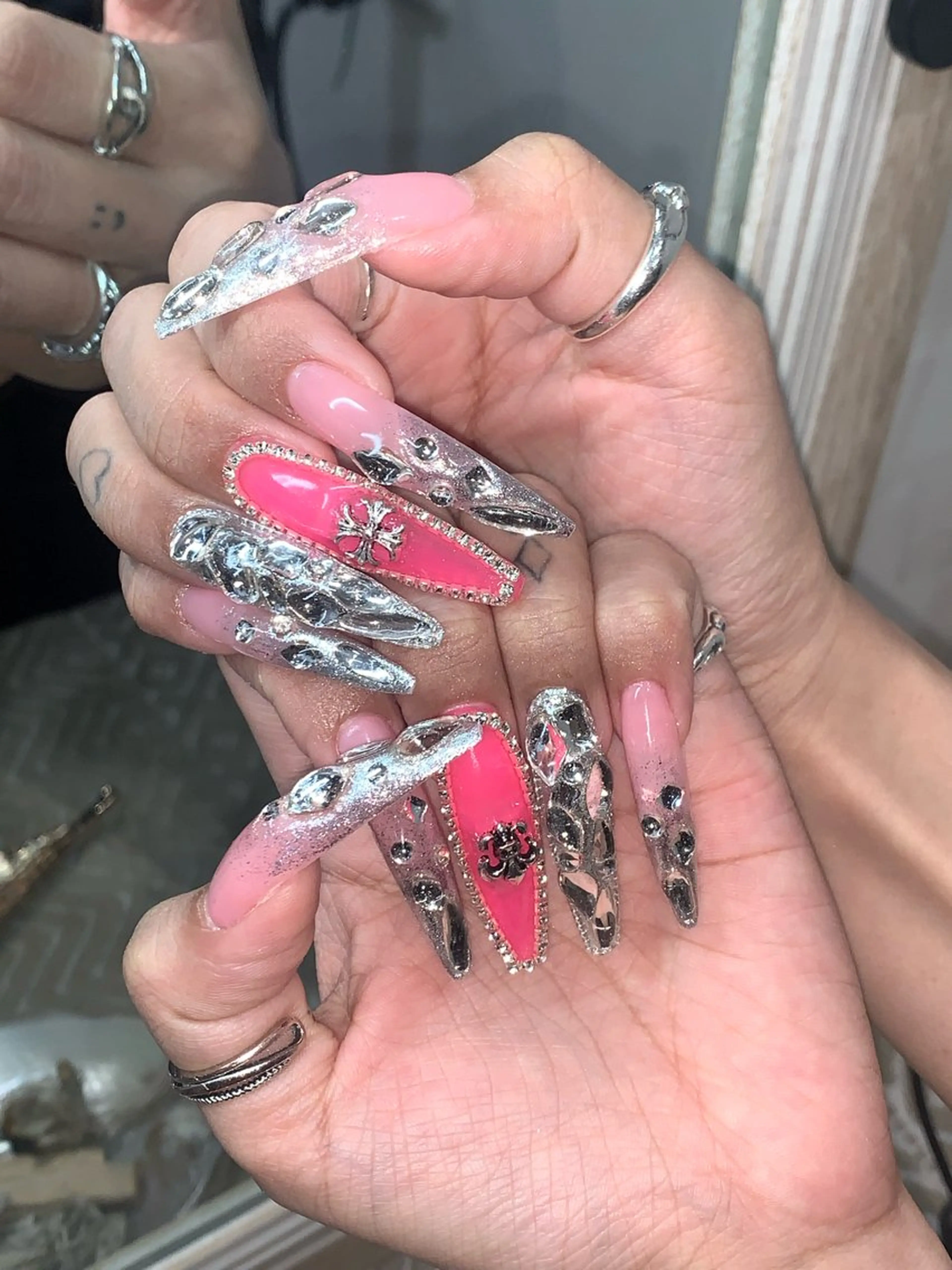 ネイル ハンドネイル NES NAIL所属・さゆり￤推しキャラ ￤ロングネイル🩷のネイルデザイン
