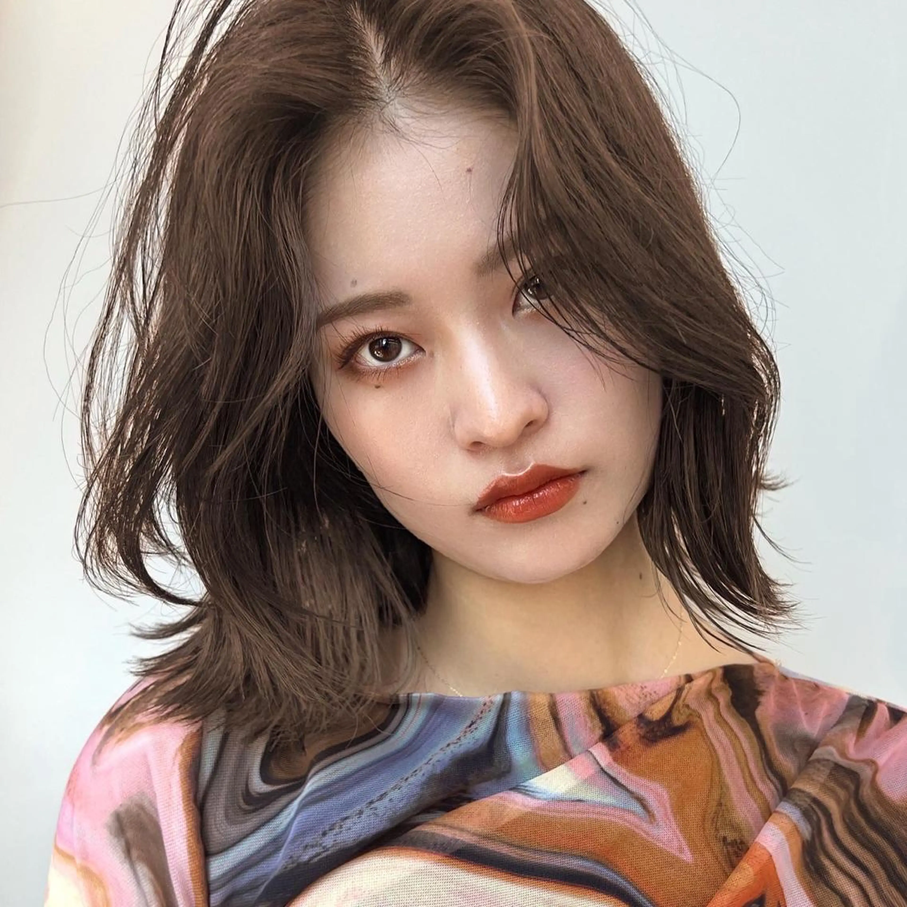ミディアム カラー ミディアムパーマ ダブルカラー インナーカラー くびれヘア 斜めバング カット ヘアカラー トリートメント ニュアンスレイヤー ハイトーンカラーのヘアスタイル