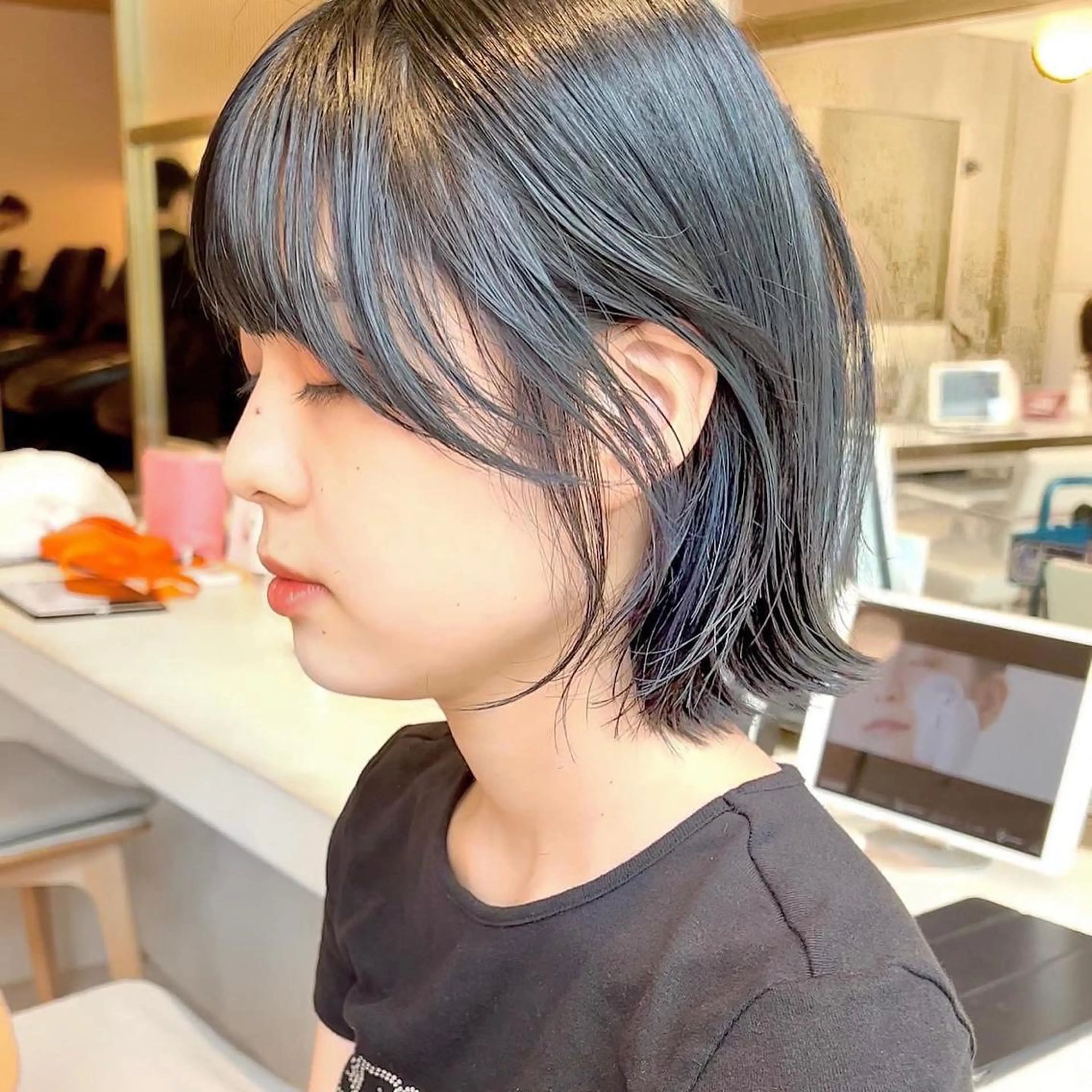 ショート カラー 切りっぱなしボブ 前下がりボブ ブリーチ グレージュ イルミナカラー カット ヘアカラー トリートメント ニュアンスレイヤー ハイトーンカラーのヘアスタイル