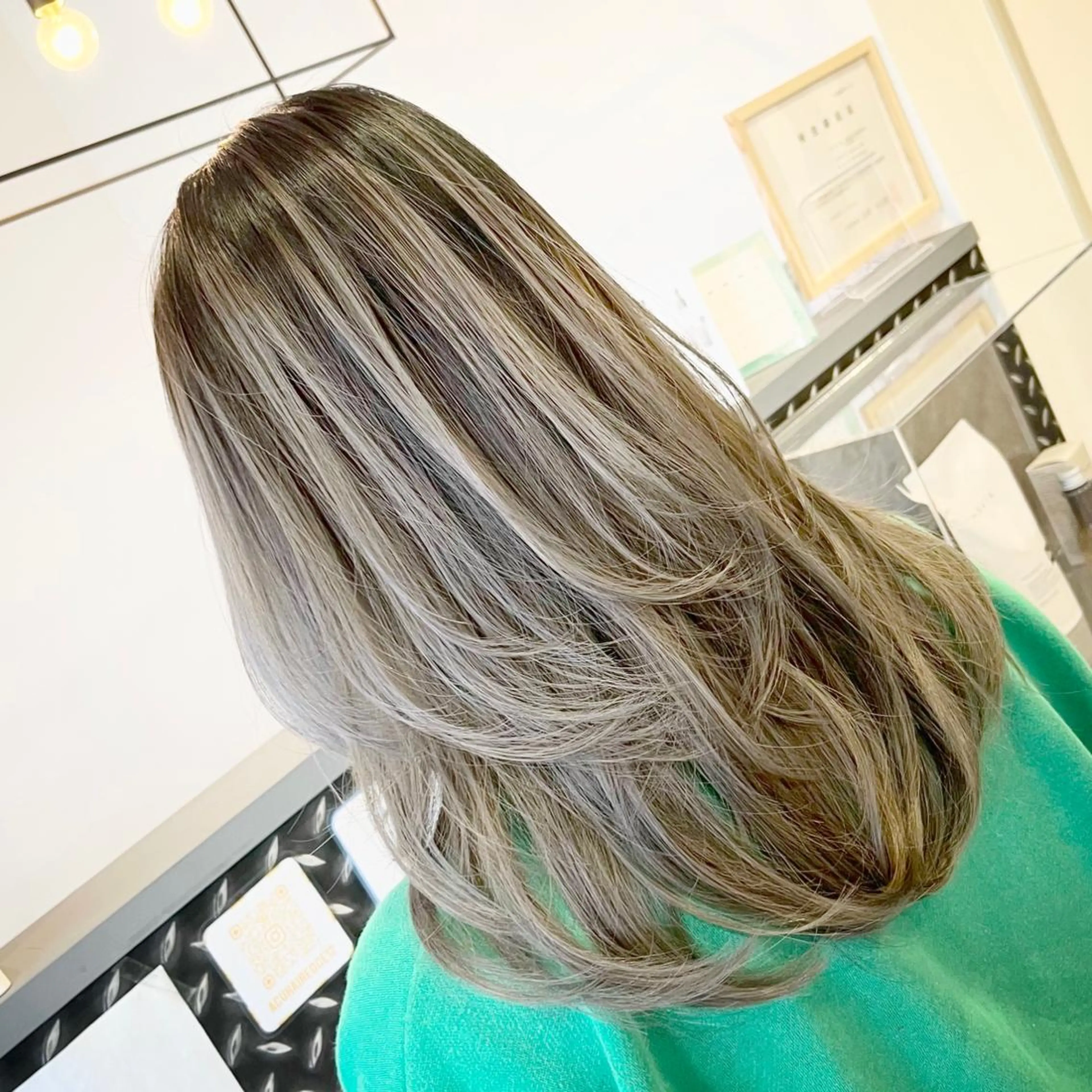 セミロング ハイライト レイヤーカット NEO Beauty Salon所属・𝐍𝐄𝐎 𝐉𝐔𝐑𝐈のネイルデザイン