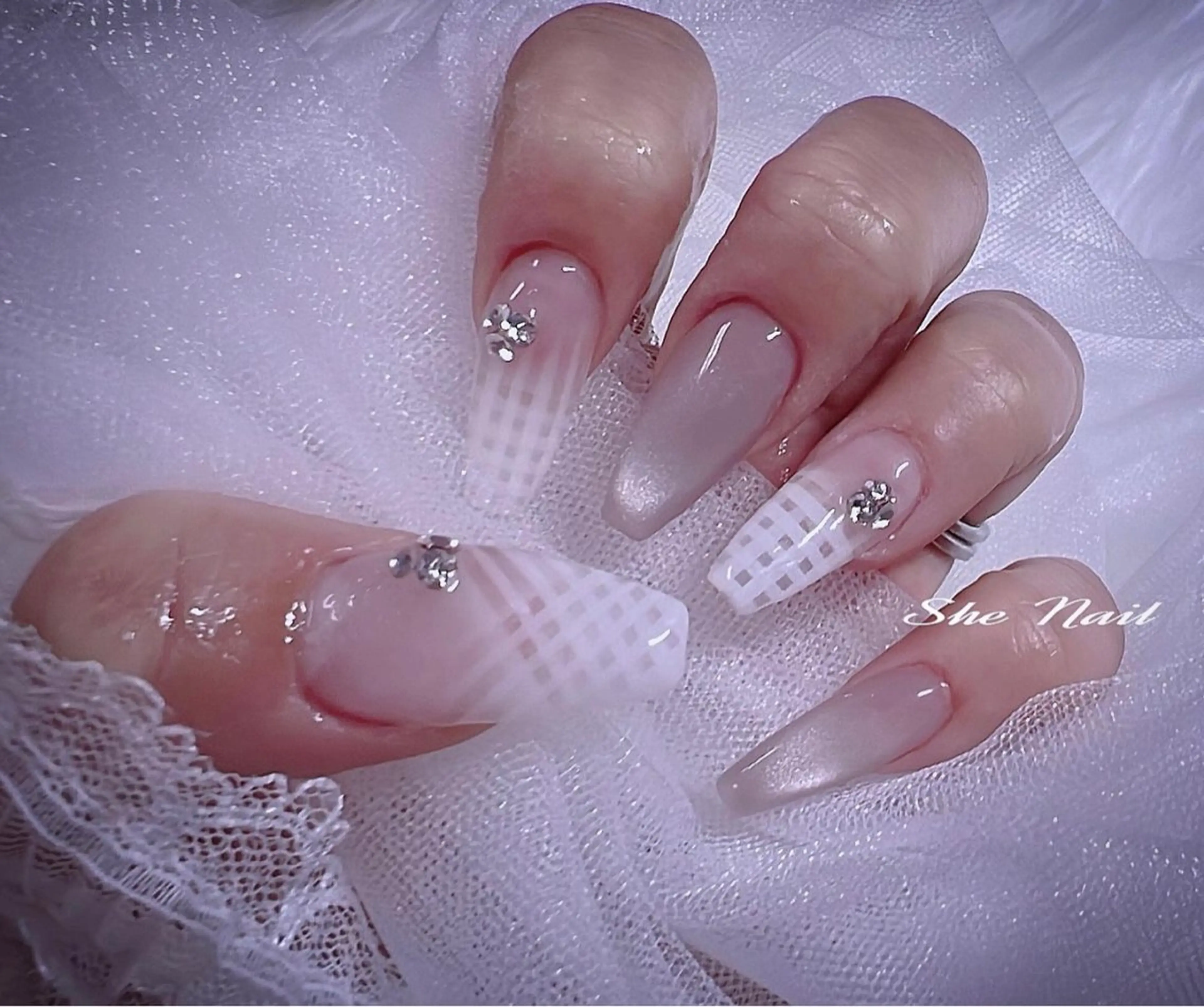 ネイル チークネイル 長さ出し フレンチネイル ガラスフレンチ キラキラネイル She Nail所属・ISA_ BELLAのネイルデザイン